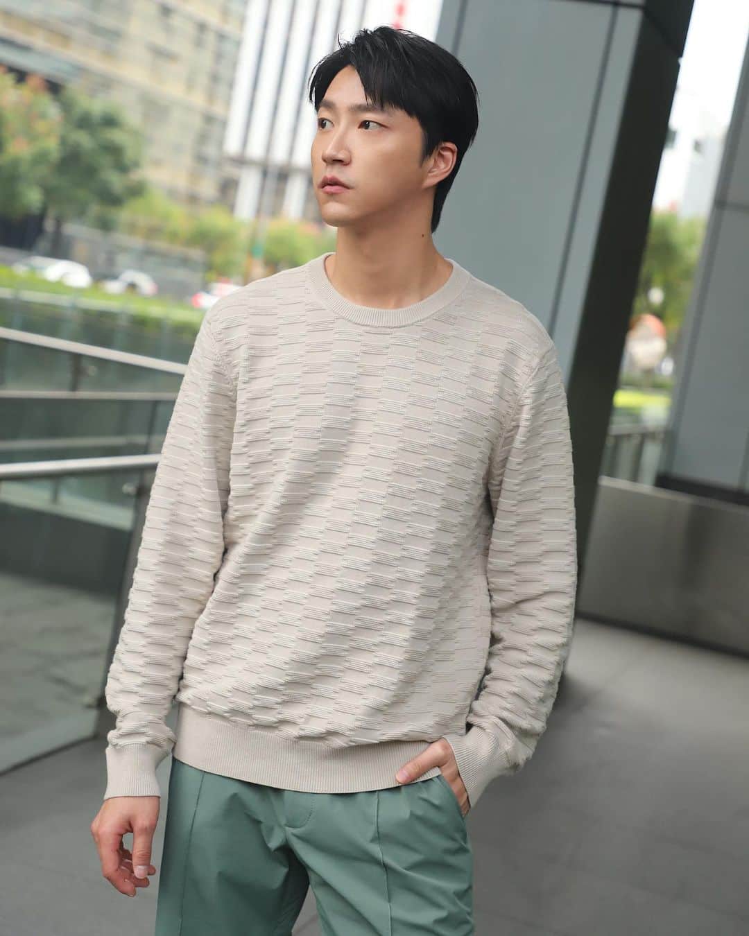 江宏傑さんのインスタグラム写真 - (江宏傑Instagram)「天氣變涼了，衣櫃的毛衣可以拿出來了🤩 大家注意身體保暖喔❤️ @clubmonaco」11月30日 10時52分 - chiang_hung_chieh