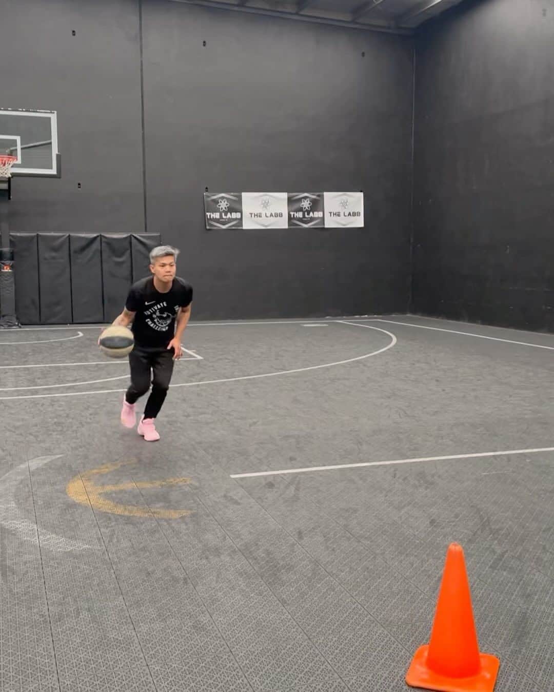 山田愛のインスタグラム：「Day 3  @aiyamada_  getting shifty  Shoutout @6thmanbasketball for the tees🙌🏾」