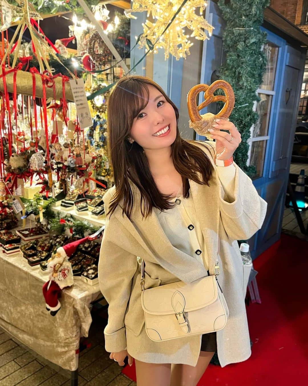 YOUKORINのインスタグラム：「横浜赤レンガ倉庫  クリスマスマーケット🎅  プレッツェル🥨好きなんやけど、 本当はハートの形じゃなくて 人が腕を組む形らしい笑 (おしり🍑になるのが正しい向き なんやって🫢笑)  可愛いからハート♡で写真撮るけど笑  #クリスマスマーケット#みなとみらい#横浜#赤レンガ倉庫クリスマスマーケット#赤レンガ#Yokohama#関東#christmasmarket#プレッツェル#🥨」