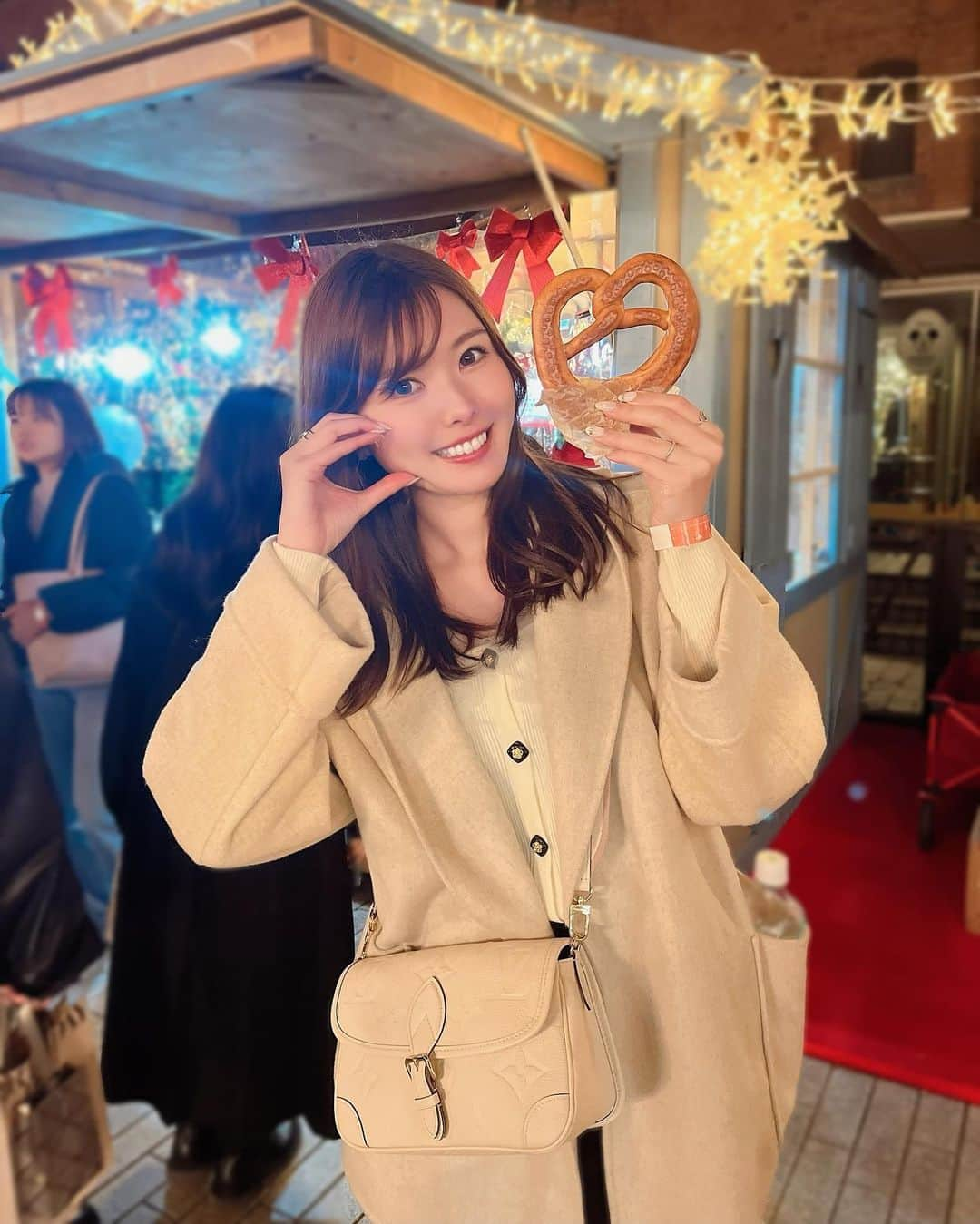 YOUKORINさんのインスタグラム写真 - (YOUKORINInstagram)「横浜赤レンガ倉庫  クリスマスマーケット🎅  プレッツェル🥨好きなんやけど、 本当はハートの形じゃなくて 人が腕を組む形らしい笑 (おしり🍑になるのが正しい向き なんやって🫢笑)  可愛いからハート♡で写真撮るけど笑  #クリスマスマーケット#みなとみらい#横浜#赤レンガ倉庫クリスマスマーケット#赤レンガ#Yokohama#関東#christmasmarket#プレッツェル#🥨」11月30日 10時48分 - xxy0uc0riinxx