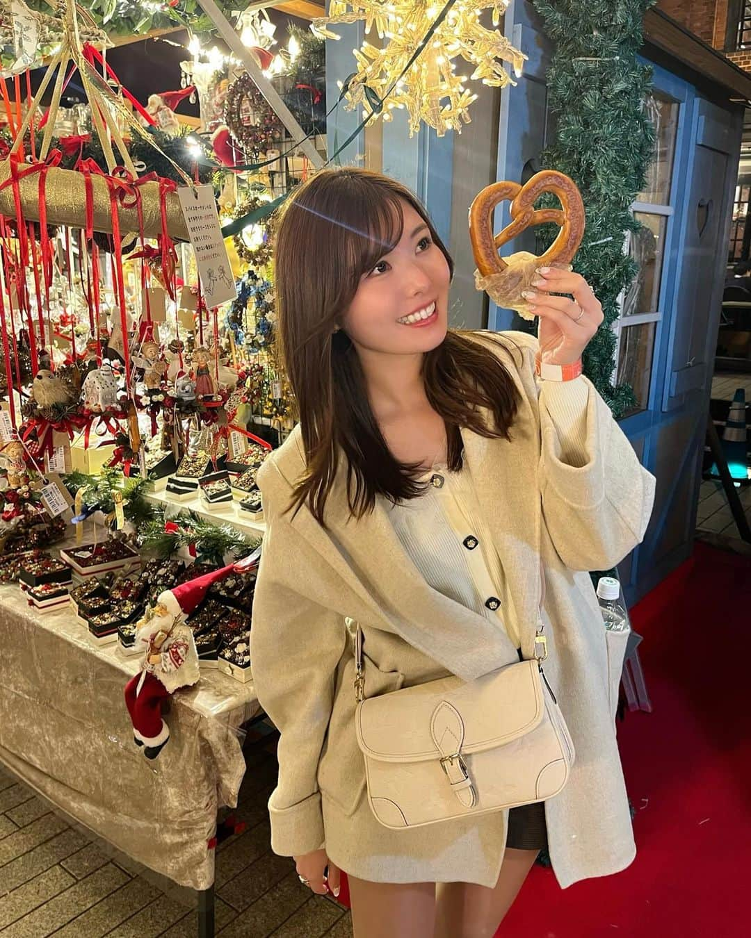 YOUKORINさんのインスタグラム写真 - (YOUKORINInstagram)「横浜赤レンガ倉庫  クリスマスマーケット🎅  プレッツェル🥨好きなんやけど、 本当はハートの形じゃなくて 人が腕を組む形らしい笑 (おしり🍑になるのが正しい向き なんやって🫢笑)  可愛いからハート♡で写真撮るけど笑  #クリスマスマーケット#みなとみらい#横浜#赤レンガ倉庫クリスマスマーケット#赤レンガ#Yokohama#関東#christmasmarket#プレッツェル#🥨」11月30日 10時48分 - xxy0uc0riinxx