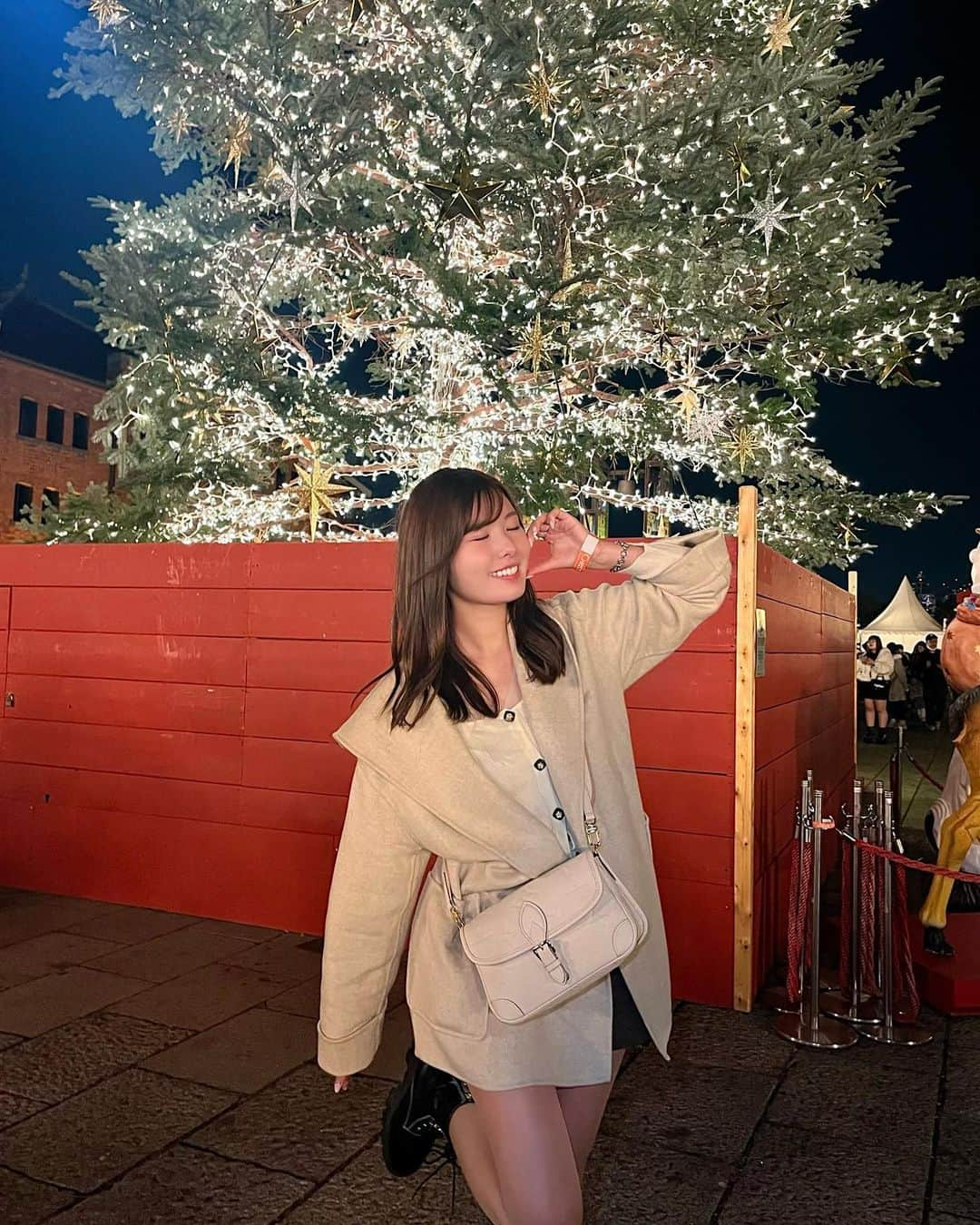 YOUKORINさんのインスタグラム写真 - (YOUKORINInstagram)「横浜赤レンガ倉庫  クリスマスマーケット🎅  プレッツェル🥨好きなんやけど、 本当はハートの形じゃなくて 人が腕を組む形らしい笑 (おしり🍑になるのが正しい向き なんやって🫢笑)  可愛いからハート♡で写真撮るけど笑  #クリスマスマーケット#みなとみらい#横浜#赤レンガ倉庫クリスマスマーケット#赤レンガ#Yokohama#関東#christmasmarket#プレッツェル#🥨」11月30日 10時48分 - xxy0uc0riinxx