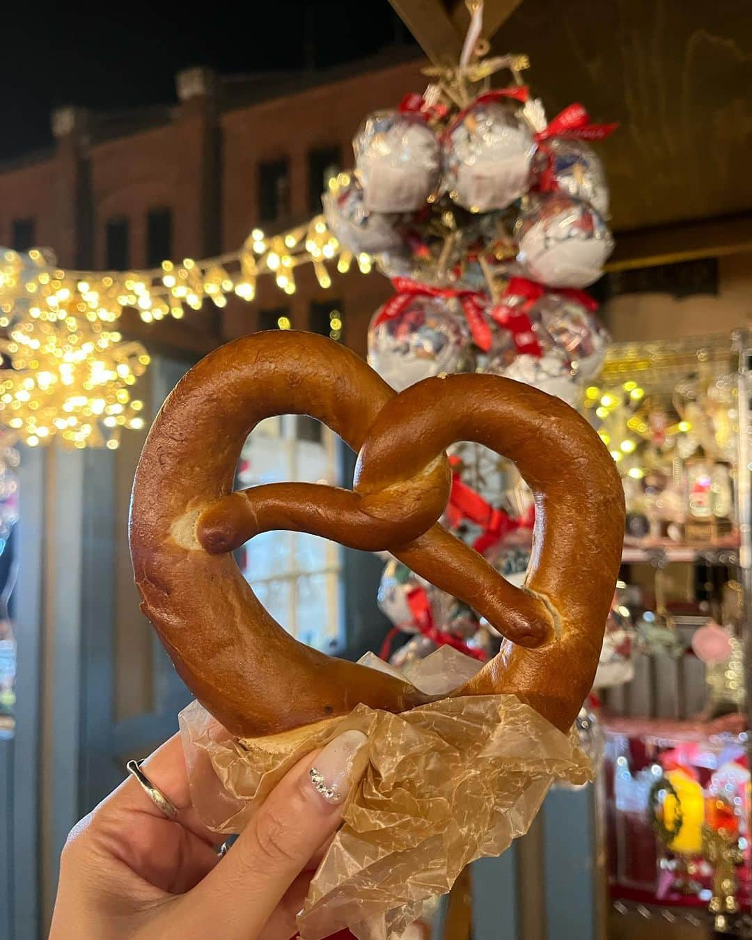 YOUKORINさんのインスタグラム写真 - (YOUKORINInstagram)「横浜赤レンガ倉庫  クリスマスマーケット🎅  プレッツェル🥨好きなんやけど、 本当はハートの形じゃなくて 人が腕を組む形らしい笑 (おしり🍑になるのが正しい向き なんやって🫢笑)  可愛いからハート♡で写真撮るけど笑  #クリスマスマーケット#みなとみらい#横浜#赤レンガ倉庫クリスマスマーケット#赤レンガ#Yokohama#関東#christmasmarket#プレッツェル#🥨」11月30日 10時48分 - xxy0uc0riinxx