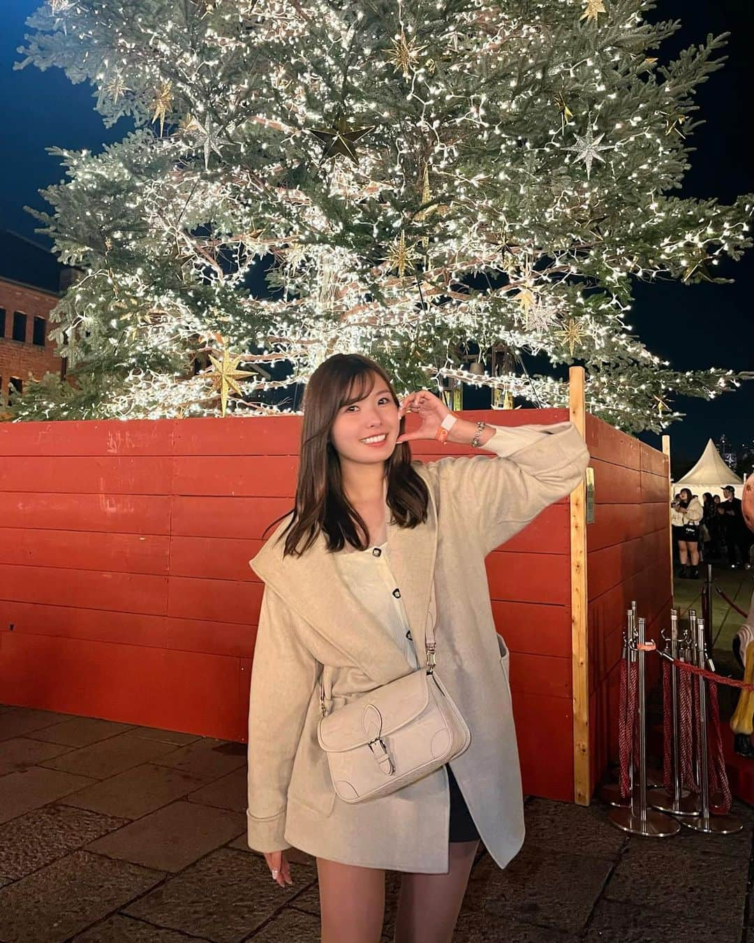 YOUKORINさんのインスタグラム写真 - (YOUKORINInstagram)「横浜赤レンガ倉庫  クリスマスマーケット🎅  プレッツェル🥨好きなんやけど、 本当はハートの形じゃなくて 人が腕を組む形らしい笑 (おしり🍑になるのが正しい向き なんやって🫢笑)  可愛いからハート♡で写真撮るけど笑  #クリスマスマーケット#みなとみらい#横浜#赤レンガ倉庫クリスマスマーケット#赤レンガ#Yokohama#関東#christmasmarket#プレッツェル#🥨」11月30日 10時48分 - xxy0uc0riinxx