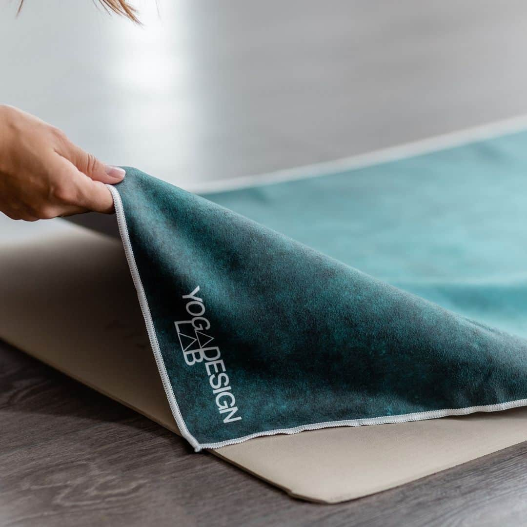 ヨガデザインラボ Yoga Design Labさんのインスタグラム写真 - (ヨガデザインラボ Yoga Design LabInstagram)「✨ MAT TOWELS  AEGEAN GREEN  冬季は寒冷な気温が続くため、ヨガマットタオルはヨガマットの表面を暖かく保ちます。 冷たい床面やヨガスタジオの床に直接触れることなく、快適なヨガ実践を可能にします。  通気性があり、汗を素早く吸収し、迅速に乾燥させる助けになります。  ヨガマットタオルは洗濯可能であり、定期的に洗濯することで清潔な状態を維持できます。  ～MAT TOWELS～ AEGEAN GREEN エイゲアングリーン 長さ182cm x 幅61cm」11月30日 10時49分 - yogadesignlabjapan