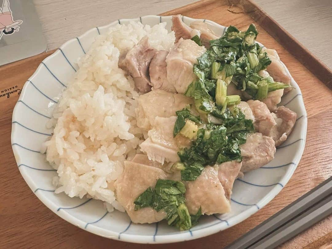 竹崎由佳のインスタグラム：「. 最近作ったもの。 一人暮らしの夜ご飯ってこんな感じですよね☺︎？  #副菜とかない #1枚目はきのう何食べた？のシンガポールライス #パクチーの代わりにセロリ #2枚目はトマトすき焼き丼 #3枚目は小麦粉なしのかぼちゃカレー丼 #冷凍ご飯  #納豆はパックのままで」