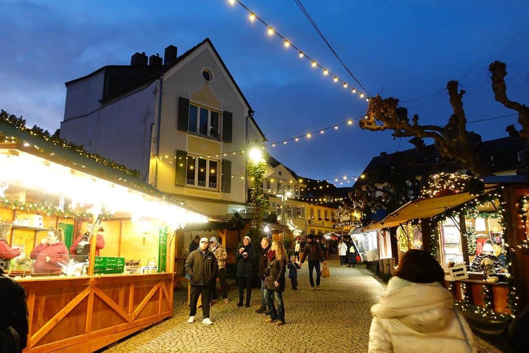 荒木優里さんのインスタグラム写真 - (荒木優里Instagram)「✈️ 🇩🇪ドイツ旅行🇩🇪 〜リューデスハイム②〜  今回の旅の大きな楽しみは… 本場のクリスマスマーケットを巡ること🎅🩷  リューデスハイムが1つ目でした😊🌟  夕方になるとイルミネーションが灯され、 一気に人が増えてきてびっくり😳❣️  いろんな屋台を見て回るのがとにかく楽しいっ☺️❤️ 食べ物やオーナメント、冬用雑貨など これから先のクリスマスシーズンを よりワクワクさせてくれるものがいっぱいでした🥰🥰  各マーケットでその年限定のマグカップがあると聞き、 ホットアップルサイダーを飲んで1個目ゲット🍎✨ これはいい思い出になるね🧣💕  #thanksgivingtrip #ドイツ旅行 #germany  #リューデスハイム  #rüdesheim  #アメリカ生活 #アメリカ暮らし #ニューヨーク #ニューヨーク生活  #ニューヨーク暮らし #ニューヨーク在住 #Newyork #NYC #NY #アメリカ在住日本人 #帯同妻 #渡米記録 #海外生活 #travel #trip #旅行好き #アナウンサー #フリーアナウンサー #荒木優里 #荒木優里のゆるりアメリカ生活」11月30日 10時50分 - yuriaraki0726