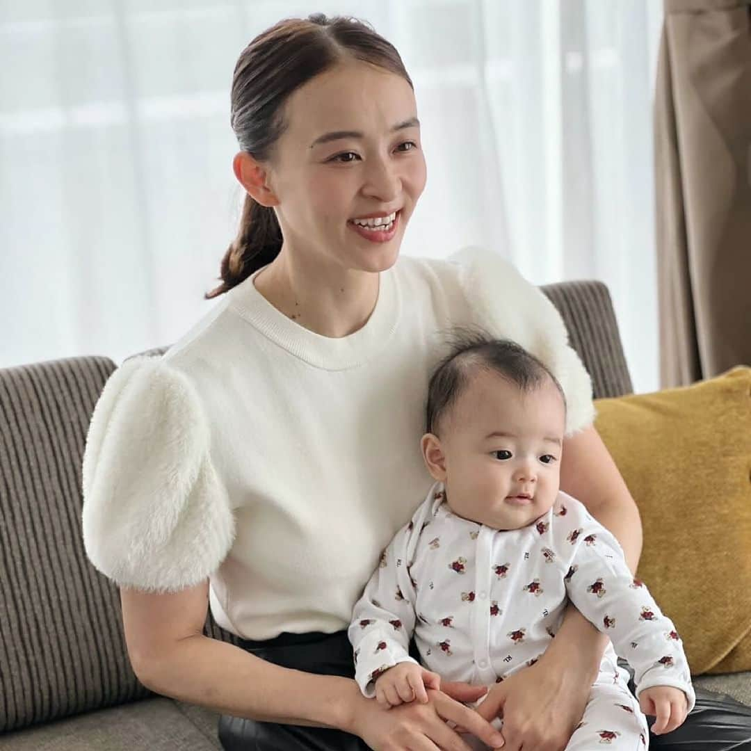 田中理恵さんのインスタグラム写真 - (田中理恵Instagram)「「Baby-mo」秋冬号にて、スペシャルインタビュー記事が掲載されます！ はじめて息子と一緒に取材に挑戦😆 『ママ鼻水トッテ 電動鼻すい器』の編集タイアップにも載っています😊 小さい子どもの鼻水対策はこれからの季節には特に大切で、 『ママ鼻水トッテ』は音が本当に静かなので、赤ちゃんに近づけてもびっくりしないから安心して使えるのでおすすめです♬  我が家でも大活躍✨ 「ながら」「ついで」でできるストレッチや運動もご紹介しているので、読んでもらえると嬉しいです🎶 #PR #ママ鼻水トッテ 医療機器認証番号 303AKBZX00025000 #鼻水吸引器 #電動鼻すい器 #育児グッズ #Baby-mo #子どものいる生活」11月30日 11時01分 - riiiiiie611