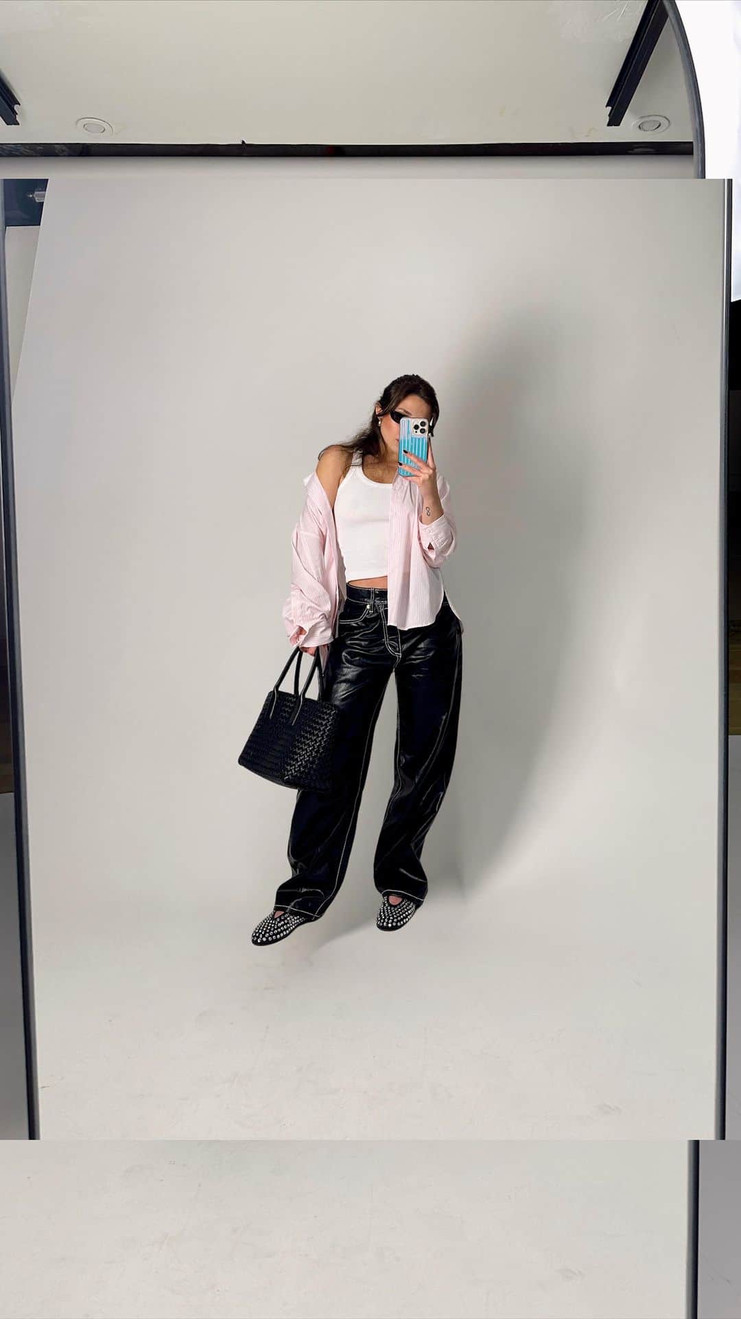 Mariana Sampaioのインスタグラム：「on the go 🌀  duvido vcs acertarem qual das peças do meu look é meu novo uniforme 🙃  dica: é @shop.MYNE」