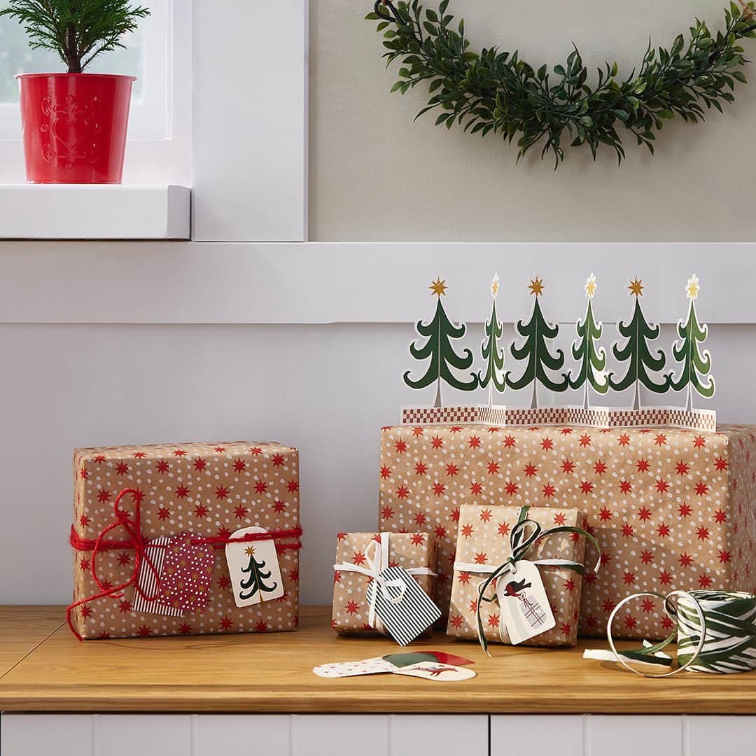 IKEA JAPANさんのインスタグラム写真 - (IKEA JAPANInstagram)「クリスマスプレゼントを彩るギフト包装紙🎁 ⁡ 色とりどりのギフト包装紙や、ギフトタグ、ステッカーを使って世界にひとつだけの特別なギフトをつくりませんか？ イケアには、シーンや目的に合わせた様々なラッピング用品がそろっています。 いつもよりちょっとこだわったラッピングで、お子さまに、大切な人に、笑顔を贈ろう🎅 ⁡ #イケア #IKEA #ikeajapan #この家が好き #サステナブル #サスティナビリティ #クリスマス #新商品 #ホリデー #クリスマス雑貨 #クリスマスプレゼント #ラッピング #ギフト包装」11月30日 11時00分 - ikeajapan