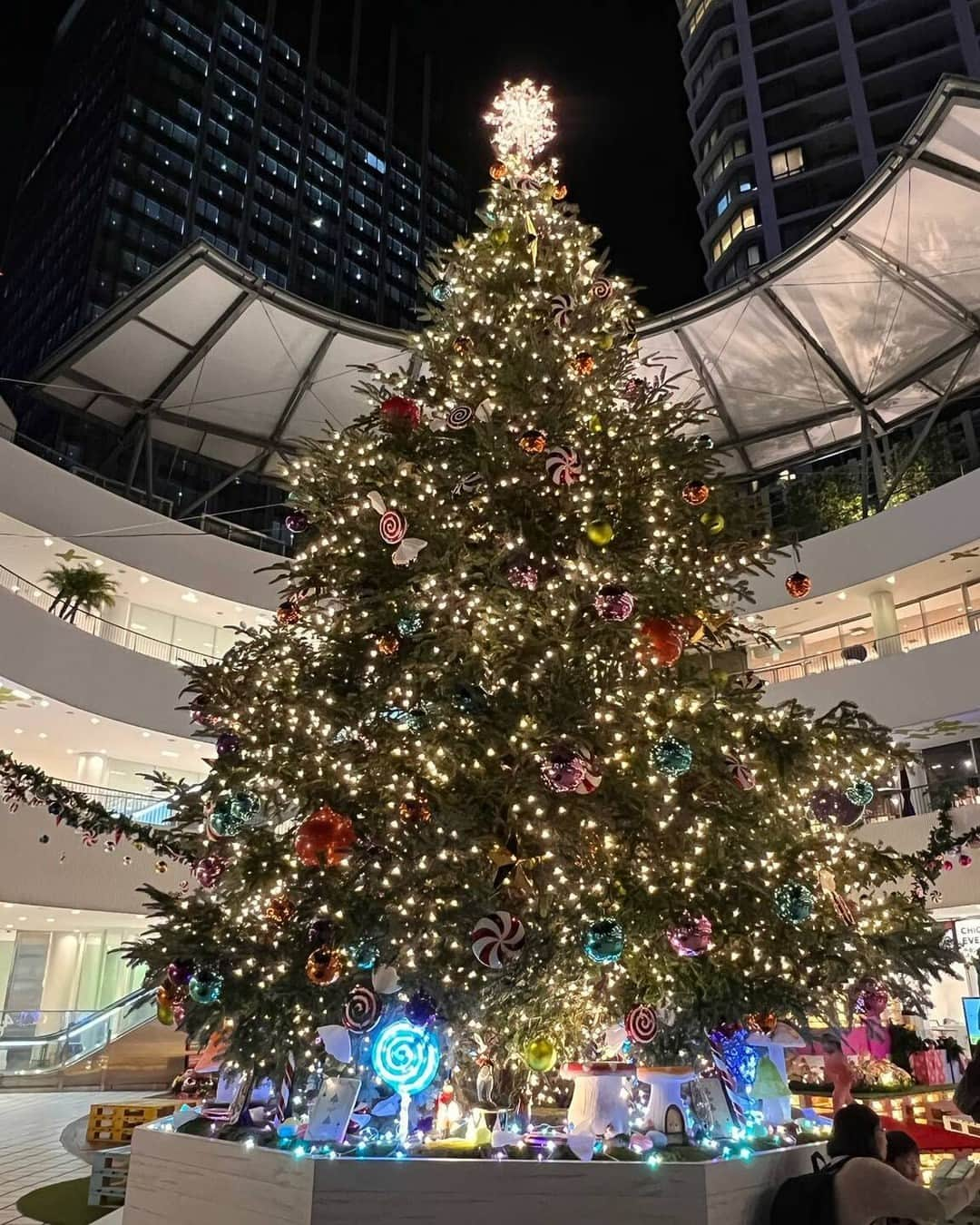 東京カメラ部 横浜分室のインスタグラム：「Photo by @asuka8295 「横浜ベイクォーター」 https://www.instagram.com/p/CzbGsZyvvue/ . いいね！＆コメント大歓迎！ ※投稿に関するご注意・ポリシーは東京カメラ部に準じます。詳しくは下記をご覧ください。 https://fb.minpos.com/fb/willvii/camera_jpn/static/guideline . #みなとみらい線フォト散歩 #みなとみらい線フォトさんぽ #みなとみらい線 #横浜 #新高島 #みなとみらい #馬車道 #日本大通り #元町中華街 #yokohama #東京カメラ部 #Japan #photo #写真 #日本 Follow: @TCC.Yokohama . ※各種法令、マナー、関係者の指示に従った撮影をお願いします。 *Please ensure that your photography adheres to all relevant laws, etiquette, and instructions issued by authorized persons.」