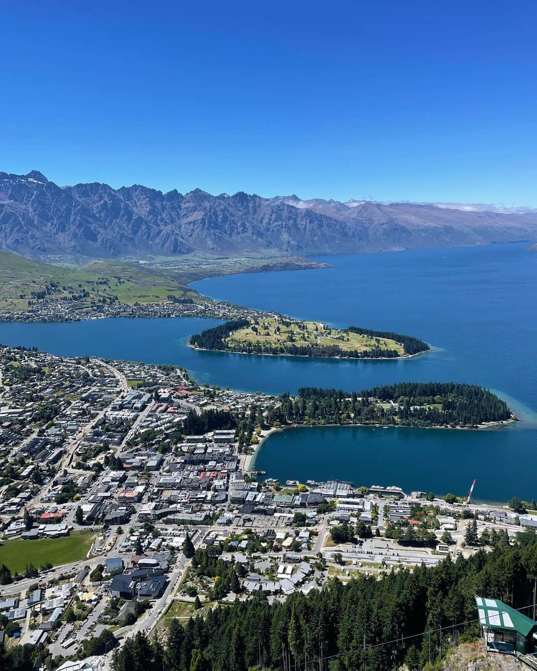 ティナ・ルイーズさんのインスタグラム写真 - (ティナ・ルイーズInstagram)「Everything so green and picturesque 🇳🇿❤️ #queenstown #newzealand」11月30日 11時04分 - tinalouise