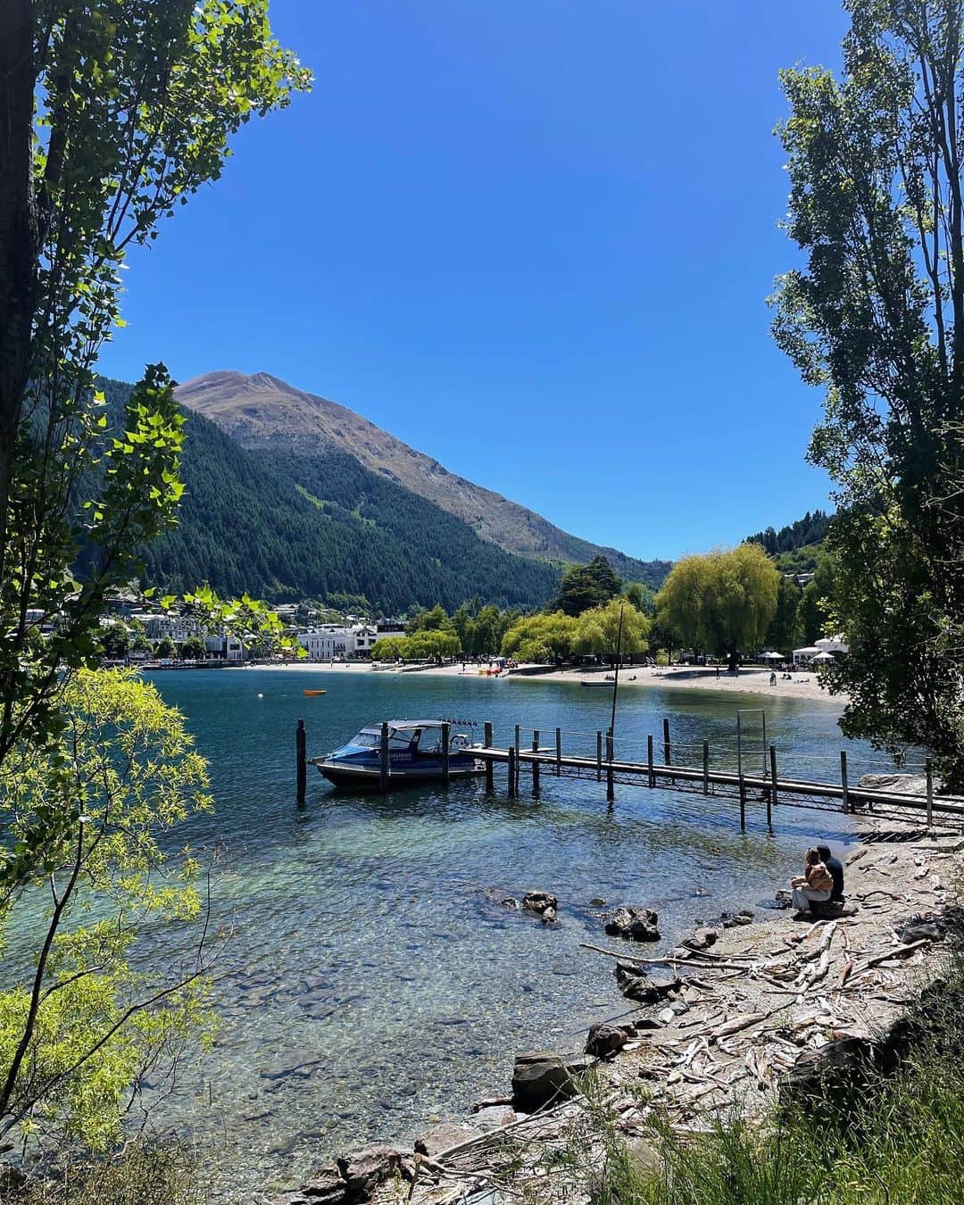 ティナ・ルイーズのインスタグラム：「Everything so green and picturesque 🇳🇿❤️ #queenstown #newzealand」