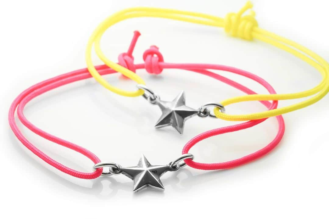 プエルタ・デル・ソルのインスタグラム：「♙ ♜ ♝ ♞ ♛ ♚ 【Star Code Bracelet】 スターチャームのコードブレスレット︎✴︎✴︎︎︎ シンプルなデザインでシーン問わず着用可能です✴︎✴︎✴︎  クリスマスプレゼントにも🎁  BR932/¥7700  #PUERTADELSOL #プエルタ #プエルタデルソル #accessory  #jewelry #ジュエリー #アクセサリー #メンズアクセサリー #クリスマス #クリスマスプレゼント  #恵比寿 /03-5489-9470 @puertadelsol_official  #大阪 /06-6136-5345  @puertadelsol_osaka」