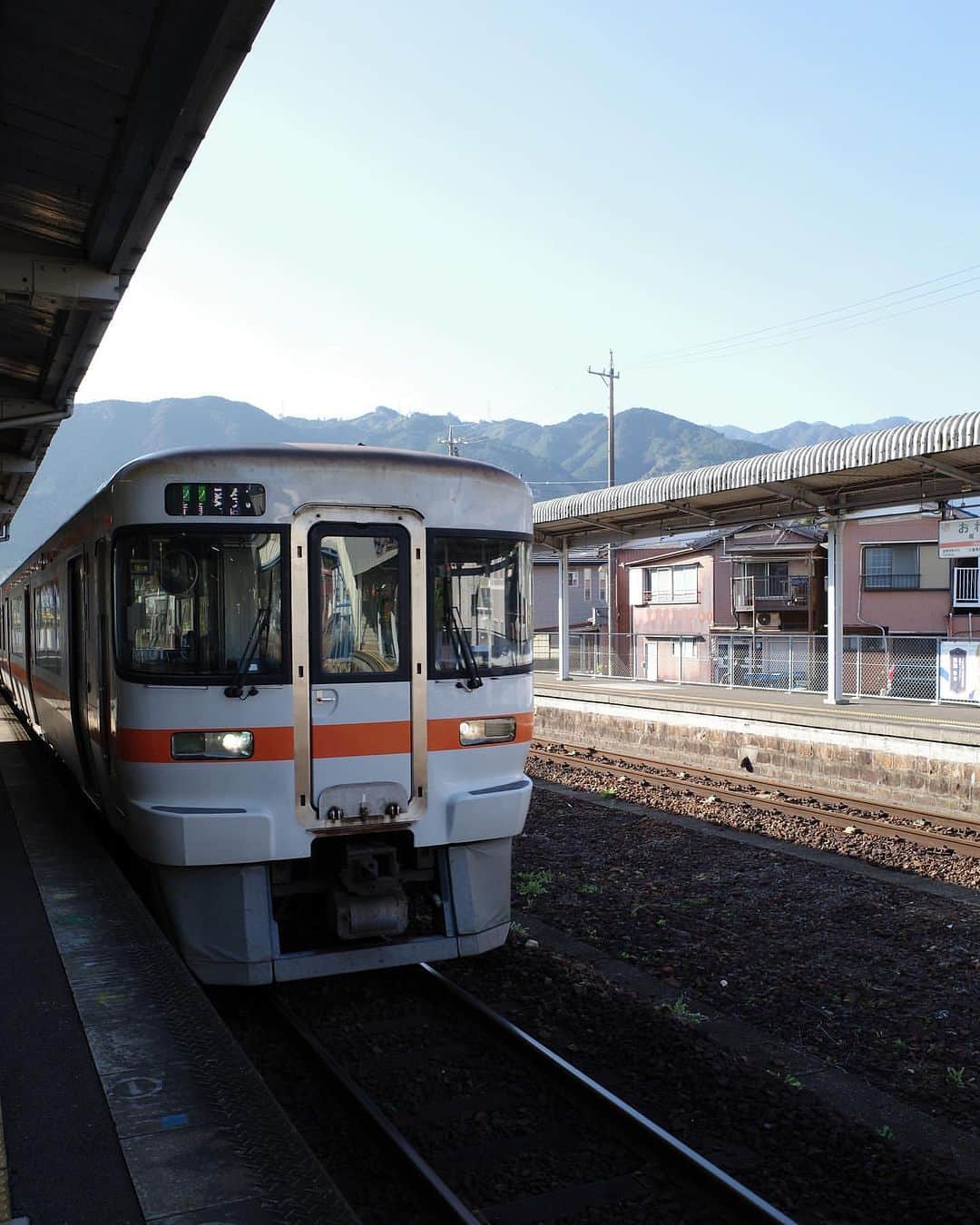 菖蒲理乃さんのインスタグラム写真 - (菖蒲理乃Instagram)「私って撮り鉄の気質があるかも、と、ハッとした1枚…。 熊野の山並みと紀伊本線。 山旅をばっちり写せてお気に入りの写真です。  車運転できないから電車旅が多いんだけど 乗り換えだったり途中の停車駅だったり 電車旅ならではの“間”が好き。  空気が澄んで気持ちの良い季節。 今日も車窓からの景色をながめながら旅気分(仕事だけど)  #電車旅 #紀伊本線 #撮り鉄 #山景色 #山並み #電車 #鉄道写真」11月30日 11時13分 - shobuayano