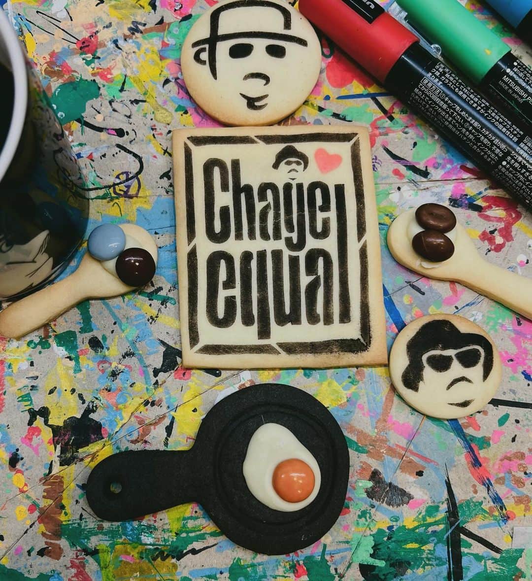 Chageのインスタグラム：「卓上カレンダー最後の追い込みですが、 ここでちょっと、ひと休み、ひと休み。 #chagekimi  #チャゲカレ  #素敵なクッキーをありがとう」