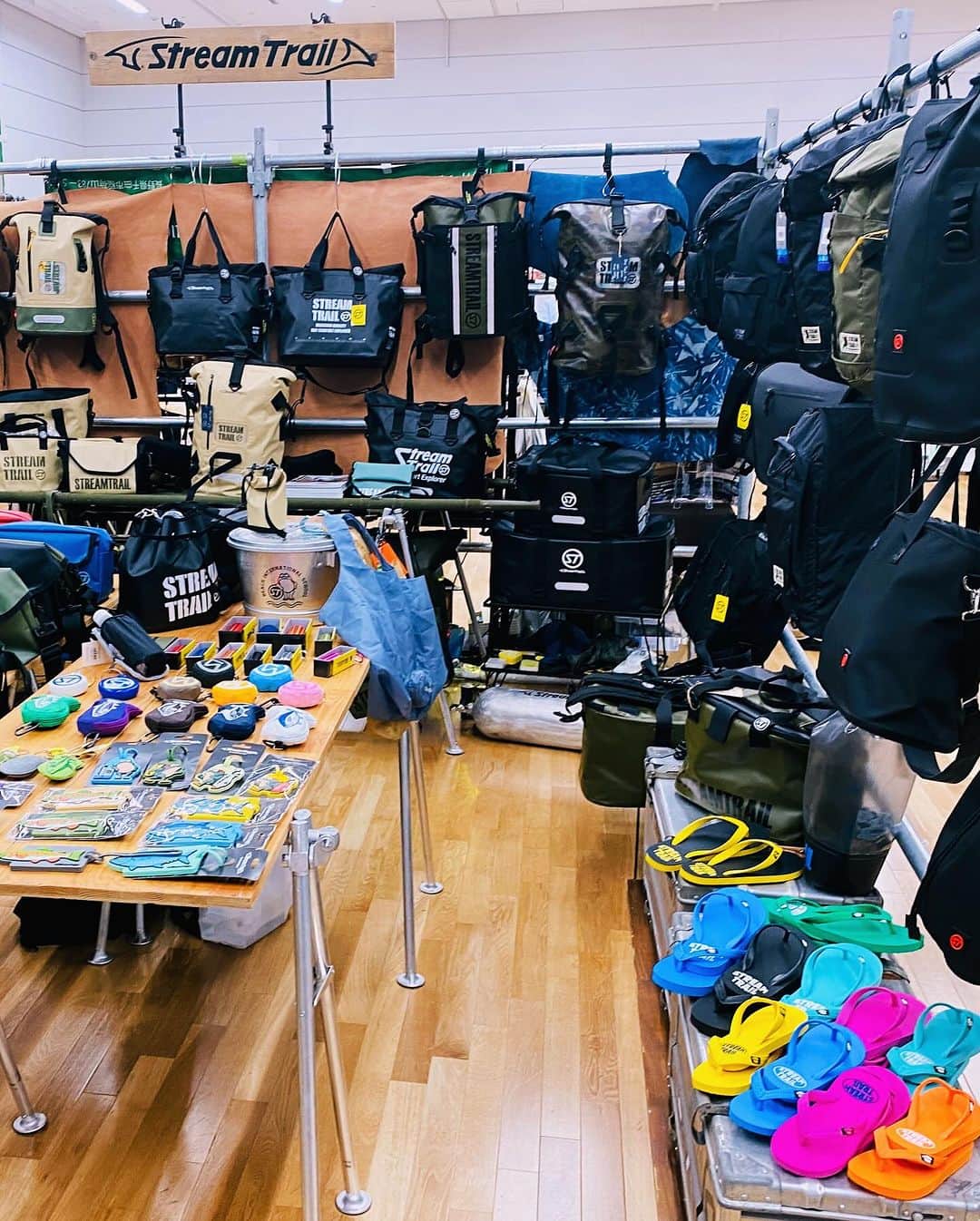 サイクロンZさんのインスタグラム写真 - (サイクロンZInstagram)「昨日はstream trailと主催をしている知人のお誘いにて Tokyo Mercantile Exhibitionへ行ってきました。  前日の収録前にKiLaさんに色々相談乗ってもらったんで、お食事をお誘いした上でその手前に遊びに行ってきました。 素晴らしい企画でした。  全てのブースがSDGsを意識していたりかばんを持ち歩かないミニマリストな私達にはとても魅力的な商品ばかりでした。  傘は最軽量や超コンパクトな品、雨も普段もどちらでも使える靴や、  いつもどちらも食べたくて迷っているのを1つにしたバターキーマ(curry maison フォロー中^_^) 廃棄になる野菜で絵の具を作ってるお店など全て感動しました。  素晴らしい。  もっと知っていただきたい！  https://www.tokyo-mercantile.com」11月30日 11時19分 - cyclonezzzz