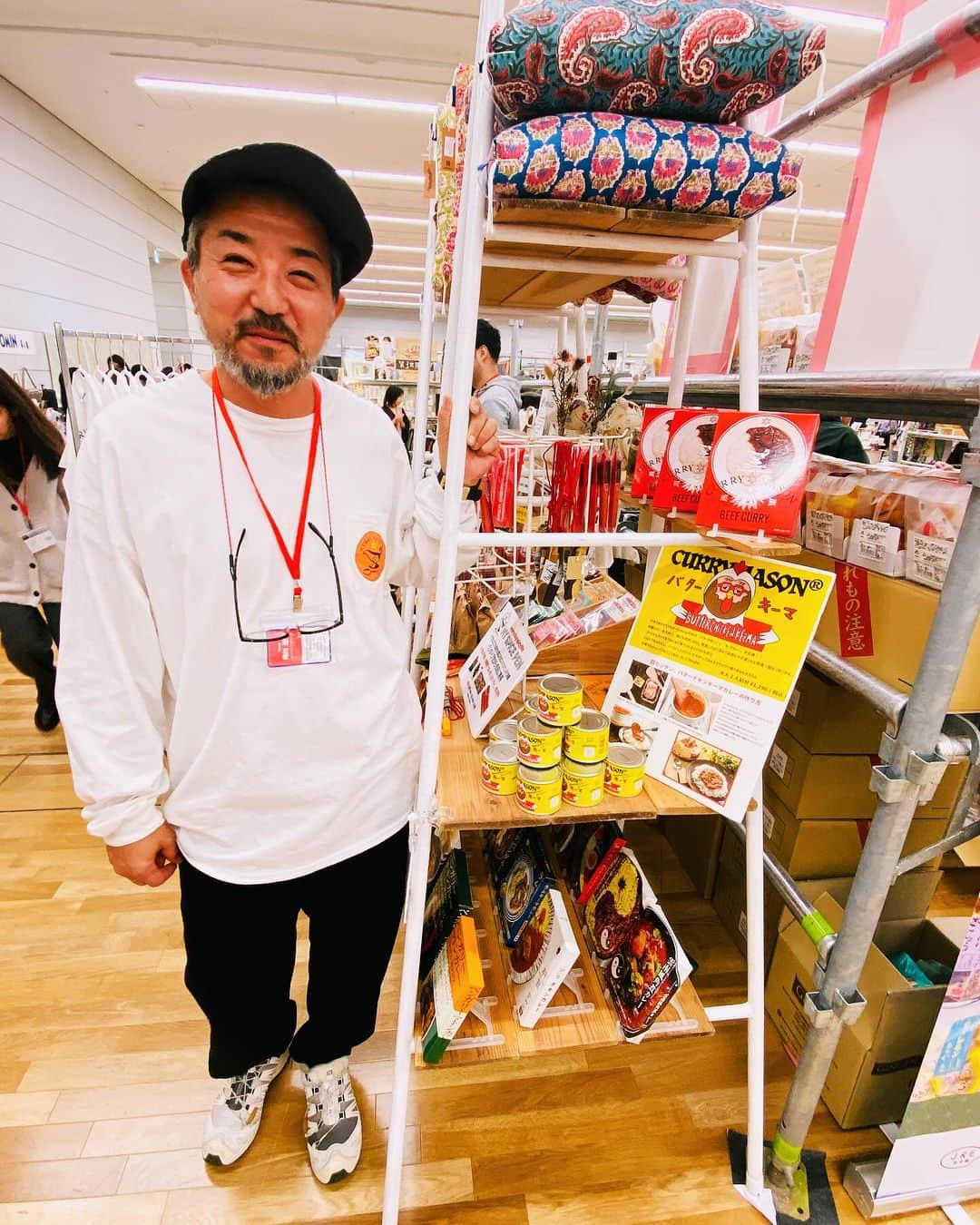 サイクロンZさんのインスタグラム写真 - (サイクロンZInstagram)「昨日はstream trailと主催をしている知人のお誘いにて Tokyo Mercantile Exhibitionへ行ってきました。  前日の収録前にKiLaさんに色々相談乗ってもらったんで、お食事をお誘いした上でその手前に遊びに行ってきました。 素晴らしい企画でした。  全てのブースがSDGsを意識していたりかばんを持ち歩かないミニマリストな私達にはとても魅力的な商品ばかりでした。  傘は最軽量や超コンパクトな品、雨も普段もどちらでも使える靴や、  いつもどちらも食べたくて迷っているのを1つにしたバターキーマ(curry maison フォロー中^_^) 廃棄になる野菜で絵の具を作ってるお店など全て感動しました。  素晴らしい。  もっと知っていただきたい！  https://www.tokyo-mercantile.com」11月30日 11時19分 - cyclonezzzz