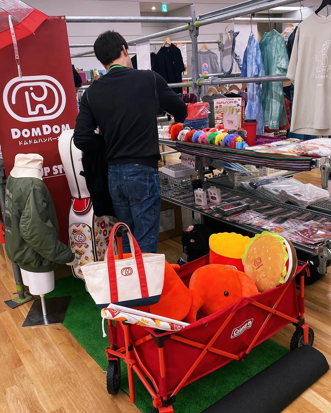 サイクロンZさんのインスタグラム写真 - (サイクロンZInstagram)「昨日はstream trailと主催をしている知人のお誘いにて Tokyo Mercantile Exhibitionへ行ってきました。  前日の収録前にKiLaさんに色々相談乗ってもらったんで、お食事をお誘いした上でその手前に遊びに行ってきました。 素晴らしい企画でした。  全てのブースがSDGsを意識していたりかばんを持ち歩かないミニマリストな私達にはとても魅力的な商品ばかりでした。  傘は最軽量や超コンパクトな品、雨も普段もどちらでも使える靴や、  いつもどちらも食べたくて迷っているのを1つにしたバターキーマ(curry maison フォロー中^_^) 廃棄になる野菜で絵の具を作ってるお店など全て感動しました。  素晴らしい。  もっと知っていただきたい！  https://www.tokyo-mercantile.com」11月30日 11時19分 - cyclonezzzz