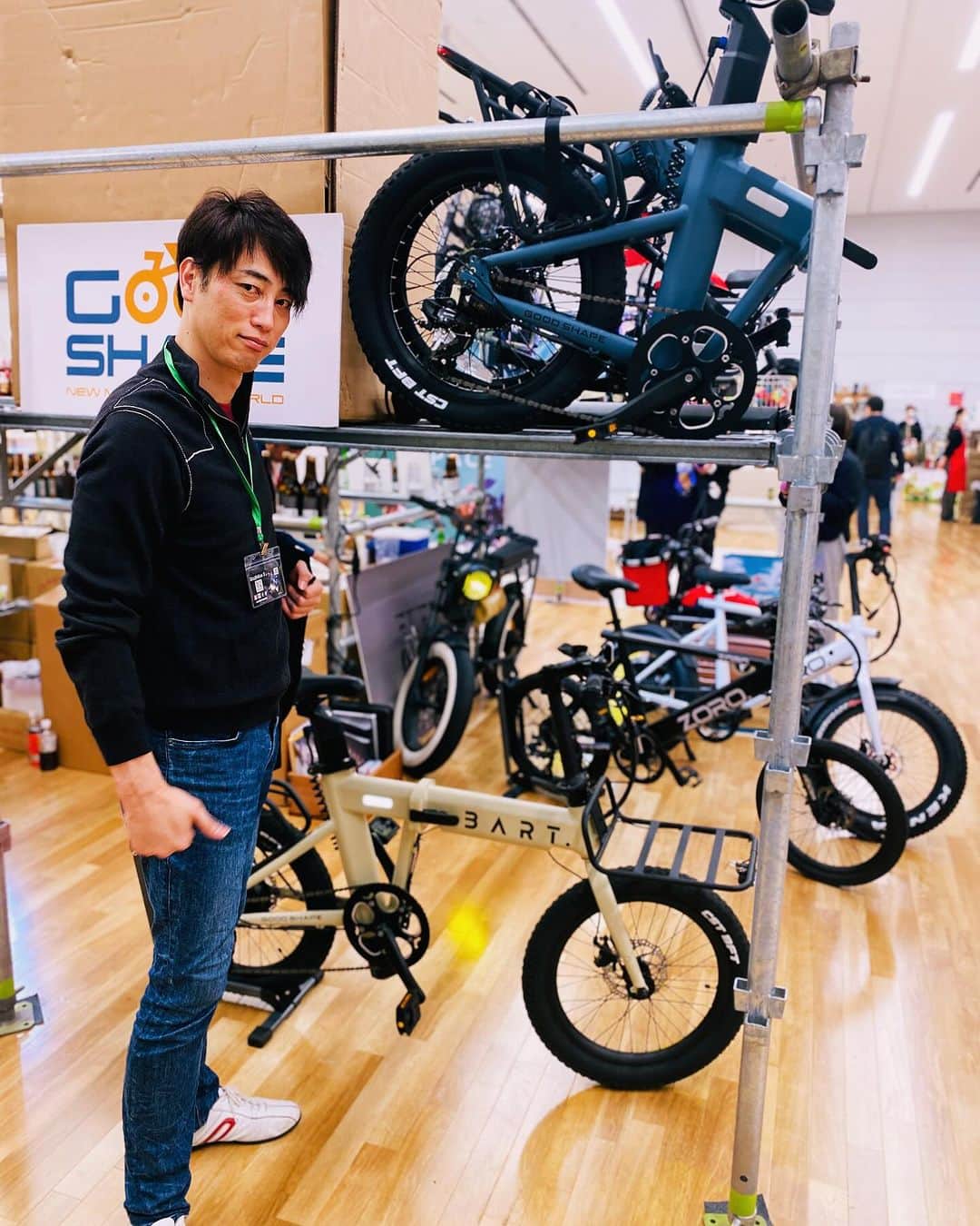 サイクロンZさんのインスタグラム写真 - (サイクロンZInstagram)「昨日はstream trailと主催をしている知人のお誘いにて Tokyo Mercantile Exhibitionへ行ってきました。  前日の収録前にKiLaさんに色々相談乗ってもらったんで、お食事をお誘いした上でその手前に遊びに行ってきました。 素晴らしい企画でした。  全てのブースがSDGsを意識していたりかばんを持ち歩かないミニマリストな私達にはとても魅力的な商品ばかりでした。  傘は最軽量や超コンパクトな品、雨も普段もどちらでも使える靴や、  いつもどちらも食べたくて迷っているのを1つにしたバターキーマ(curry maison フォロー中^_^) 廃棄になる野菜で絵の具を作ってるお店など全て感動しました。  素晴らしい。  もっと知っていただきたい！  https://www.tokyo-mercantile.com」11月30日 11時19分 - cyclonezzzz