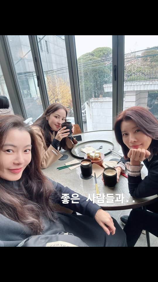 ユソンのインスタグラム：「눈 내리던 오후.. 그녀들과 따뜻한 시간♡ ☕️  정겨운 대화! 응원과 격려!!  힘이 되는 만남♡♡」