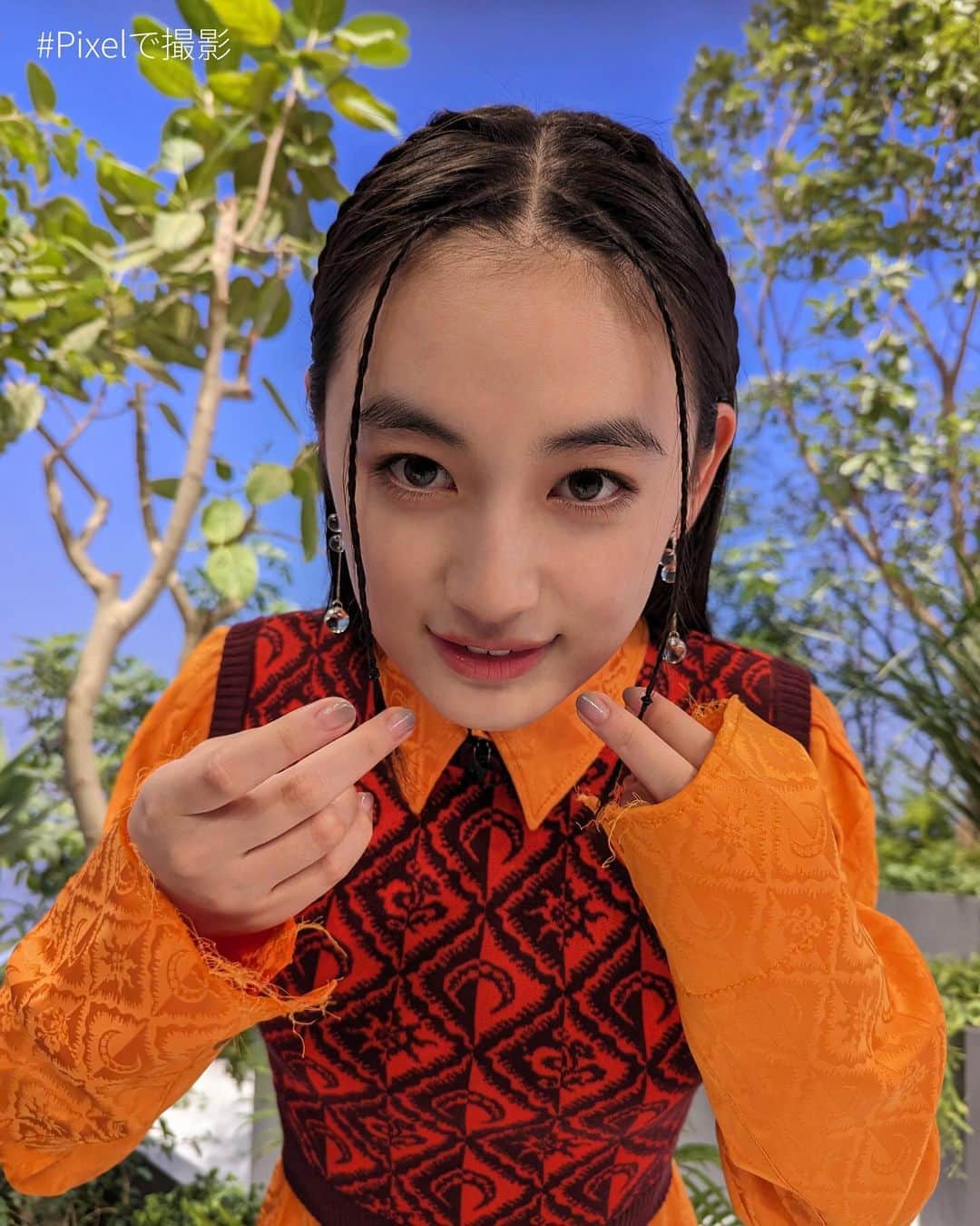 日本テレビ「ANOTHER SKY」のインスタグラム：「檀れいさん回の八木ちゃんは、台湾をイメージした衣装！  1枚目は前髪が三つ編みになってる、と丁寧に教えてくれている様子‥！  そんな八木ちゃんの衣装はこちら。 ジレ・シャツドレス・シューズ：すべてMARINE SERRE（@marineserre_official）  #ANOTHERSKY #アナザースカイ #Pixelで撮影 #台湾 #檀れい #今田耕司#八木莉可子」