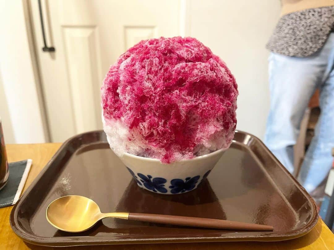 原田麻子のインスタグラム：「しそ  久しぶりに定番のしそをいただいた。 やっぱり美味しい…私の中で。ふわりさんといえばコレ  #かき氷#かき氷🍧#おやつ#ごはん#sweets#shaveice#東京かき氷」
