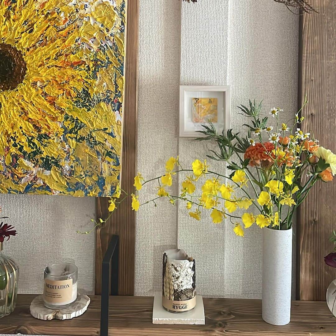 夏希リラさんのインスタグラム写真 - (夏希リラInstagram)「お家にお花があると嬉しいね💐 まりみさにもらった竹の花瓶は和室に置いたらとっても可愛かった🎋♡ 2枚目は私好みの花を飾った日。左の向日葵の絵は旦那さんが私をイメージして描いてくれた🌻すげぇ 3枚目は愛するみさとがなんでもない日にくれた一輪の花🌹うちゅくちぃ🥺」11月30日 11時31分 - rira_buu