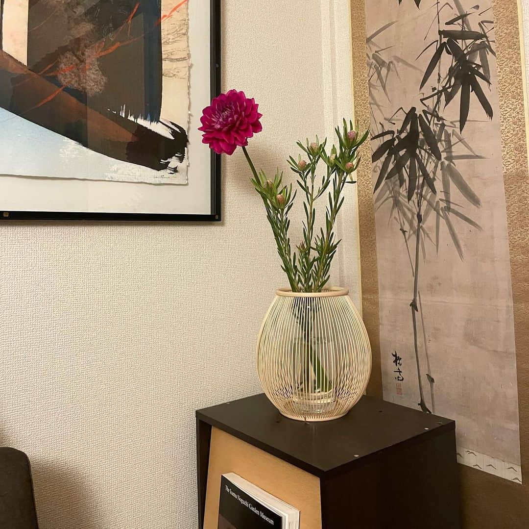 夏希リラのインスタグラム：「お家にお花があると嬉しいね💐 まりみさにもらった竹の花瓶は和室に置いたらとっても可愛かった🎋♡ 2枚目は私好みの花を飾った日。左の向日葵の絵は旦那さんが私をイメージして描いてくれた🌻すげぇ 3枚目は愛するみさとがなんでもない日にくれた一輪の花🌹うちゅくちぃ🥺」