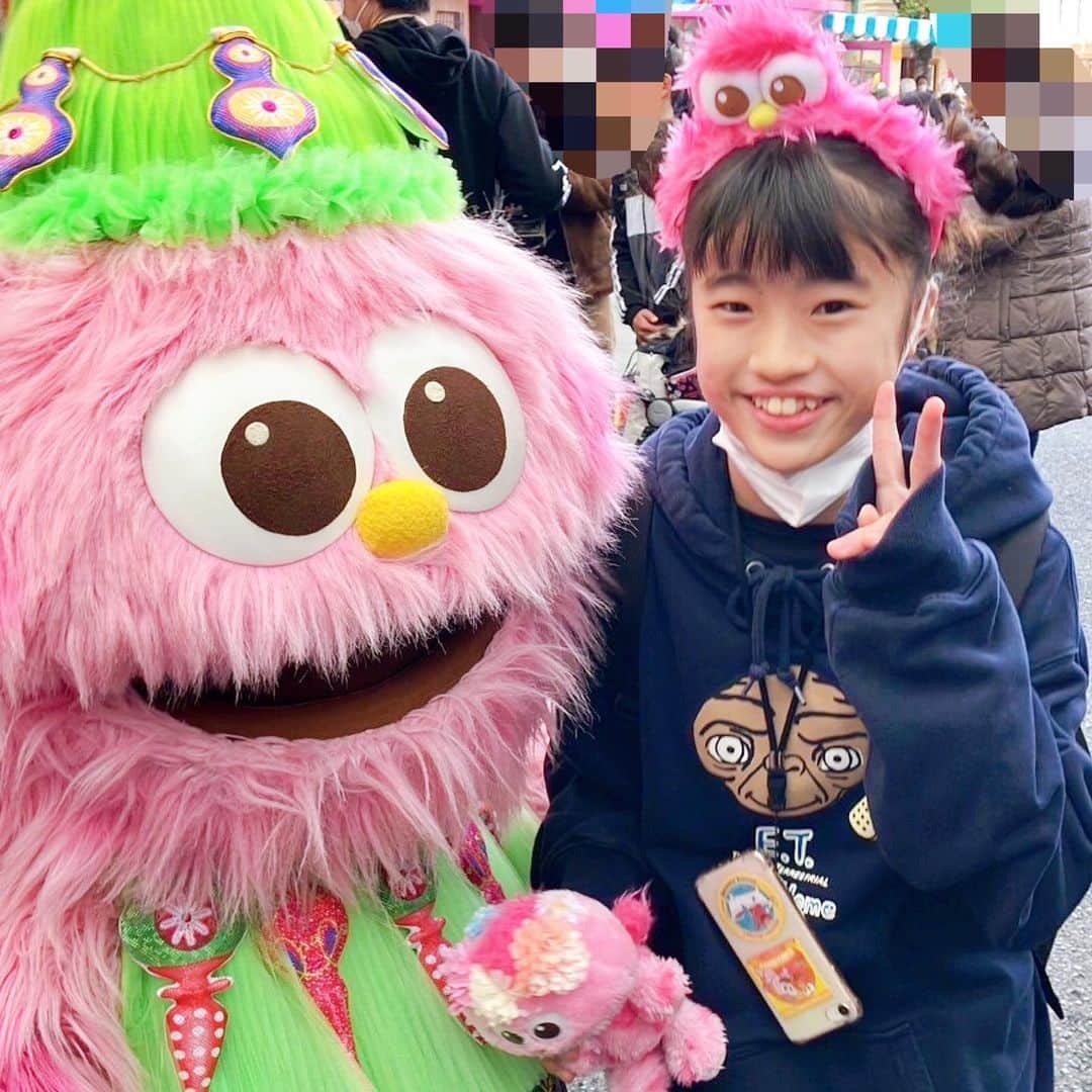 ぴよ。こぱ。のインスタグラム：「大きくなったもんで、私のパーカー共有出来るようになった。E.T.に大喜びで着て行ったよ。 大好きなモピに会えて満面の笑み🩷 ひよちゃんは写真送ってくれたけど、こはちゃんは…笑」
