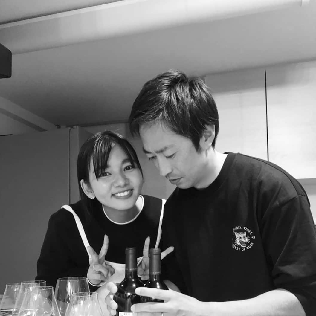 にわみきほさんのインスタグラム写真 - (にわみきほInstagram)「昨日はいい肉の日🍖  結婚8年目に突入です👩🏻‍❤️‍💋‍👨🏻 尊敬、感謝、おもいやりを大切に。 いつもありがとう @tanaka_ta_ke_shi   真剣な彼のとなりで ニヤニヤしてる私✌️😏✌️🍷 田中家はいつもこんな感じ お気に入り写真です🩵  #20231129 #いい肉の日🍖」11月30日 11時33分 - mikiho_niwa