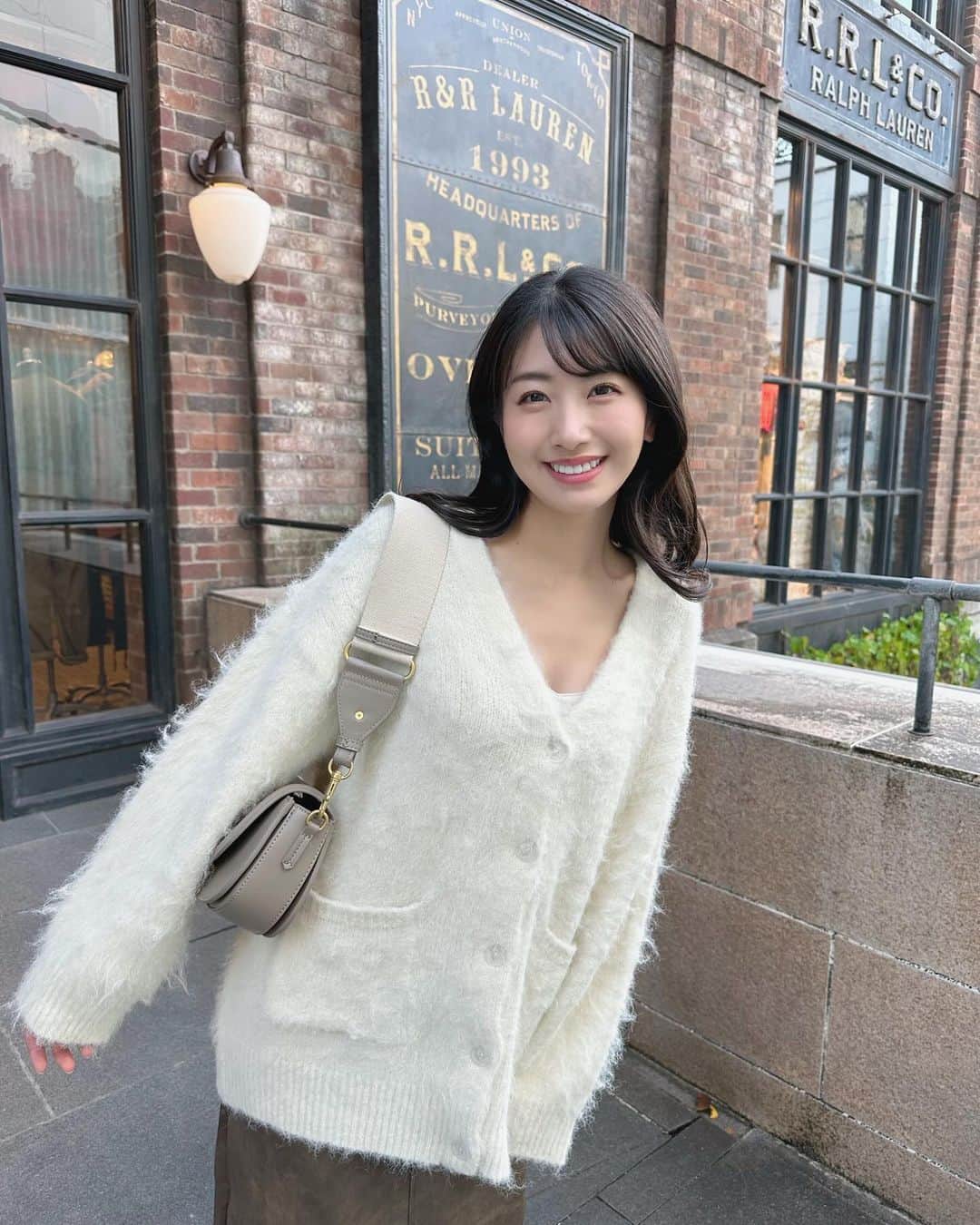 関根ささらさんのインスタグラム写真 - (関根ささらInstagram)「寒くなってきて大活躍のシャギーニット♡  去年はグレーを買ったのですが今年はホワイトを着たい気分だったので #heather の #ボリュームシャギーニットカーディガン をお迎えしました🤍🧶  ちょっと暖かい日は中に薄手のインナーを着てニットカーディガンが主役になるし、寒い日は中に #タートルネック を着てアウターとしても使えるので愛用してる🥹🩷  白ニットって無条件に可愛い……#デートコーデ に推したい🩷🤎🤍 . . . . #PR #ドットエスティ #アダストリア #ootd #冬コーデ #クリスマスデート #クリスマスコーデ #outfit #outfitoftheday #christmasmood #コーデ記録 #ホワイトコーデ」11月30日 11時44分 - sasarasekine