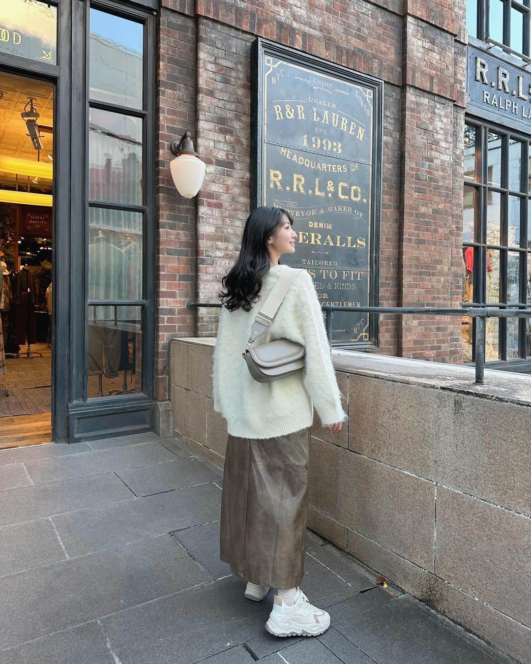 関根ささらさんのインスタグラム写真 - (関根ささらInstagram)「寒くなってきて大活躍のシャギーニット♡  去年はグレーを買ったのですが今年はホワイトを着たい気分だったので #heather の #ボリュームシャギーニットカーディガン をお迎えしました🤍🧶  ちょっと暖かい日は中に薄手のインナーを着てニットカーディガンが主役になるし、寒い日は中に #タートルネック を着てアウターとしても使えるので愛用してる🥹🩷  白ニットって無条件に可愛い……#デートコーデ に推したい🩷🤎🤍 . . . . #PR #ドットエスティ #アダストリア #ootd #冬コーデ #クリスマスデート #クリスマスコーデ #outfit #outfitoftheday #christmasmood #コーデ記録 #ホワイトコーデ」11月30日 11時44分 - sasarasekine