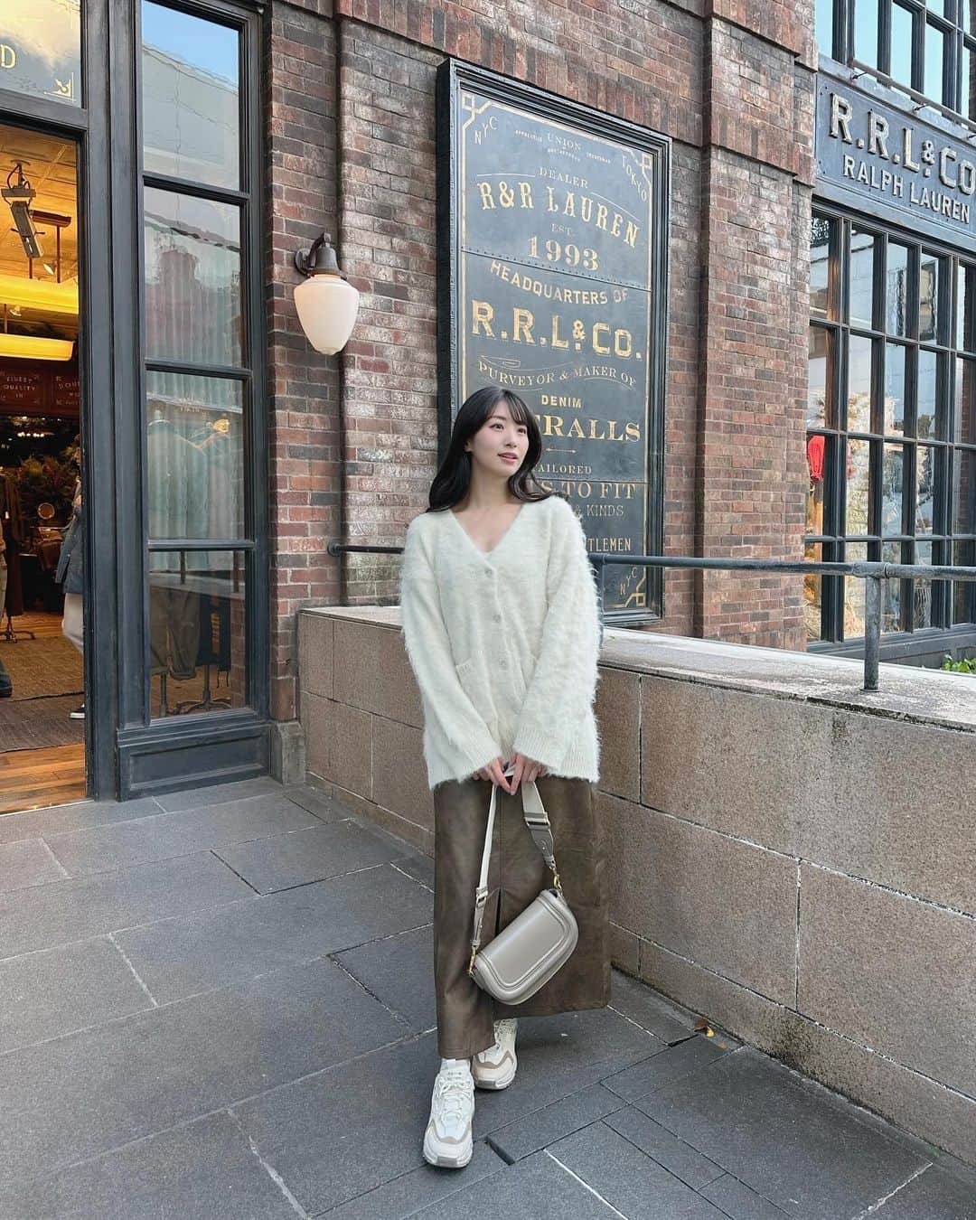 関根ささらさんのインスタグラム写真 - (関根ささらInstagram)「寒くなってきて大活躍のシャギーニット♡  去年はグレーを買ったのですが今年はホワイトを着たい気分だったので #heather の #ボリュームシャギーニットカーディガン をお迎えしました🤍🧶  ちょっと暖かい日は中に薄手のインナーを着てニットカーディガンが主役になるし、寒い日は中に #タートルネック を着てアウターとしても使えるので愛用してる🥹🩷  白ニットって無条件に可愛い……#デートコーデ に推したい🩷🤎🤍 . . . . #PR #ドットエスティ #アダストリア #ootd #冬コーデ #クリスマスデート #クリスマスコーデ #outfit #outfitoftheday #christmasmood #コーデ記録 #ホワイトコーデ」11月30日 11時44分 - sasarasekine