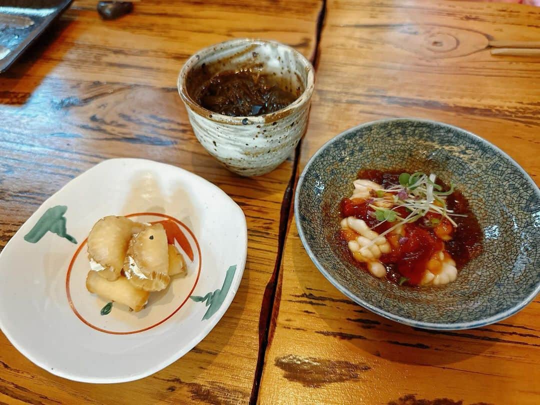 KONANさんのインスタグラム写真 - (KONANInstagram)「北谷で行った居酒屋さん❣️ @yakidokoro_suzukiya_cocomaru  . . いい日本酒もあって、とにかくご飯が全部おいしいっ🥰 . . めちゃ新鮮で脂も乗ってるお刺身、だしの美味しいもずく酢、いぶりがっこチーズ、白子ポン酢、白子焼き、ゴーヤチャンプル、エビの塩焼き、とろたく、ぶりのあら煮、西京焼きどれも美味しかったです❣️ . . 食べ過ぎか😋笑 . . 日本酒は"十四代"初めて飲んだけど、めちゃくちゃ美味しくて飲みやすかった🍶✨✨ . . どこかでまた出会ったら飲みたいです🍶💓 . . ご馳走様でした🙏✨✨ . . #沖縄 #北谷 #okinawa #居酒屋 #沖縄居酒屋 #沖縄北谷 #ゴーヤチャンプル #沖縄旅行 #日本酒 #日本酒十四代 #十四代 #和食 #和食料理 #女子旅 #女子旅行 #trip #okinawatrip #okinawatravel #travel #✈️」11月30日 11時37分 - konanyade