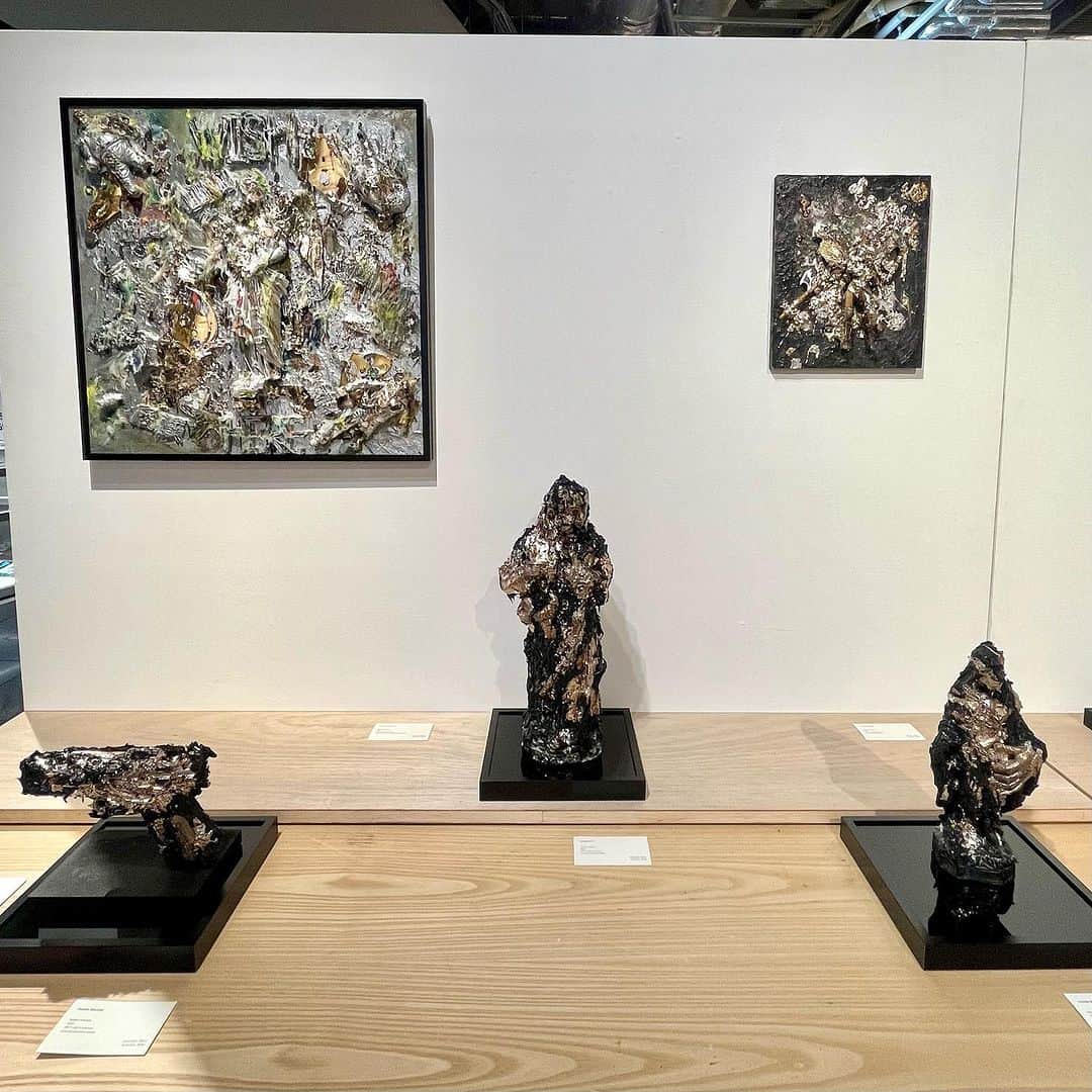 のインスタグラム：「【開催中】Kotaro Yamada 作品展示「Façade」  2020年の初個展以来、幼い頃から親しんできたアメコミ、プロレス、宗教、パンクカルチャーなどから着想を得た存在をモチーフとして制作を行ってきたYamada。巧妙に覆われ、形を変えられることで、誰もが見たことがあるはずのモチーフたちは、まるで鑑賞者の認識を試すように、まるで聖像（イコン）のように荘厳に、違和感をまとって目前に現れます。   展示のタイトル「Façade」は、ファザードと発音すれば、日本語でも使用される建築用語ですが、しかしその語源をたどると、「顔」「外見」を意味する古語から、「見せかけ」、「うわべ」、そして「仮面」と派生した言葉。まさに彼の作品を前にしたときに、自らが見ているモチーフを認識しようとする、私たちの心の動きを表しているようです。   本展では、新作をふくむ約10点の作品が展示されます。   2023年のクリスマスは、銀座 蔦屋書店にて、現代彫刻家・Kotaro Yamadaの作品と向き合って、特別な聖夜を過ごしてみてはいかがでしょうか？  ◆ 展示概要 期間：2023年11月25日（土）～12月25日（金） 　　　終了日は変更になる場合があります。  場所：銀座 蔦屋書店 インフォメーションカウンター前  ◆販売について 店頭またはアートEC「OIL by 美術手帖」にて販売しております。 https://oil.bijutsutecho.com/artist/707」