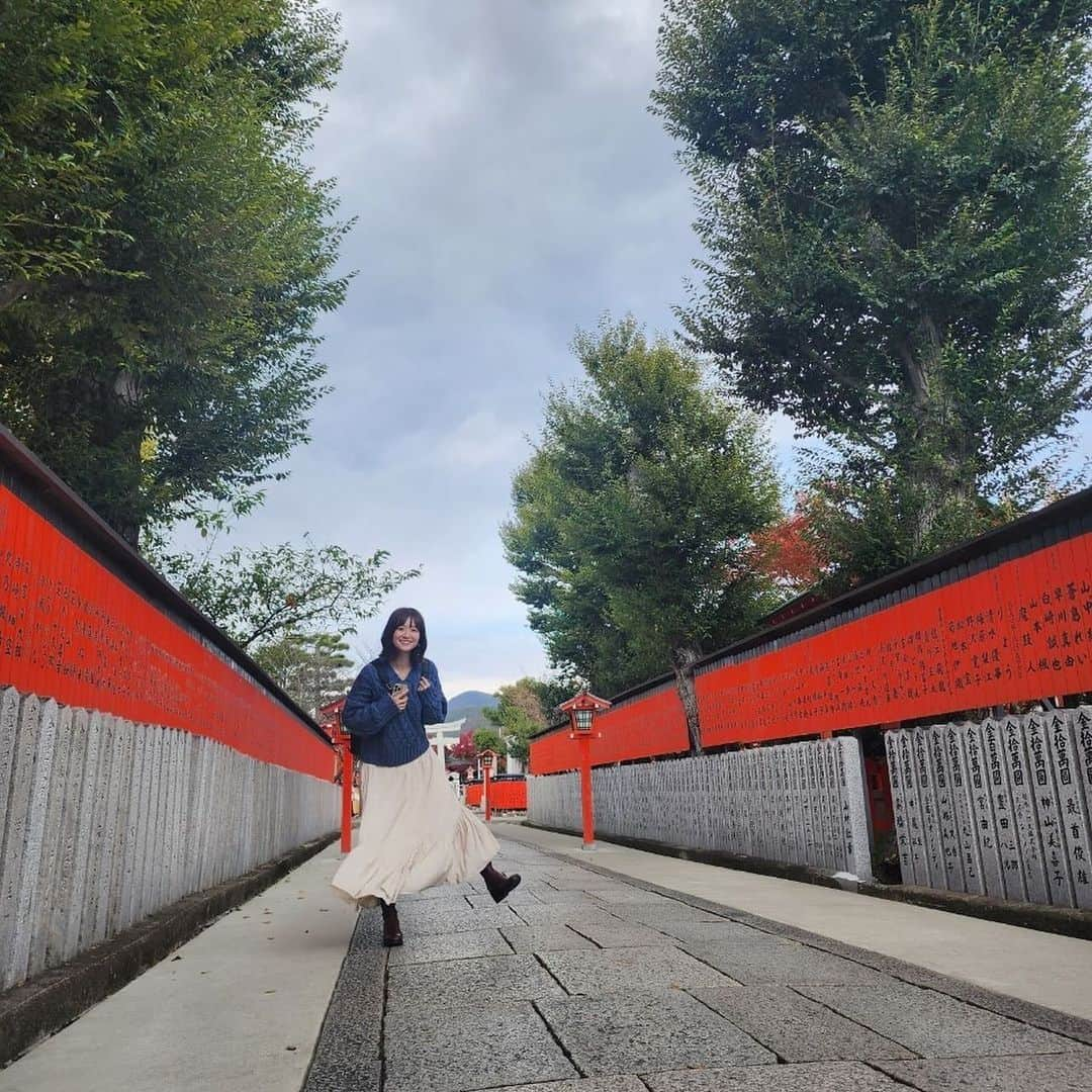 AKIさんのインスタグラム写真 - (AKIInstagram)「. . 『車折神社』 . 境内は凄く開放的で明るい雰囲気。 願いを込めたお守りも買いました！ . 芸能の神社と言うことで 色んな芸能人の名前がずらり！！ 私も今年同様に来年も活動出来ますように！ . 路面電車に乗り換えるのも良かったなぁ♪ . . . #神社#神社巡り#京都#in京都 #御朱印#御朱印巡り#御朱印ガール #車折神社#芸能神社 #千鶴#乳神様#人妻」11月30日 11時42分 - aki_dosu