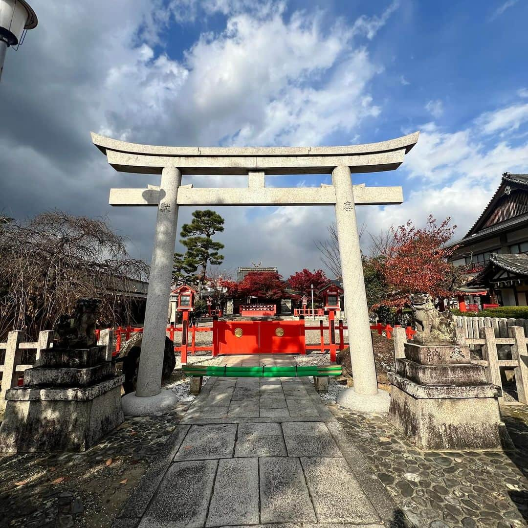 AKIさんのインスタグラム写真 - (AKIInstagram)「. . 『車折神社』 . 境内は凄く開放的で明るい雰囲気。 願いを込めたお守りも買いました！ . 芸能の神社と言うことで 色んな芸能人の名前がずらり！！ 私も今年同様に来年も活動出来ますように！ . 路面電車に乗り換えるのも良かったなぁ♪ . . . #神社#神社巡り#京都#in京都 #御朱印#御朱印巡り#御朱印ガール #車折神社#芸能神社 #千鶴#乳神様#人妻」11月30日 11時42分 - aki_dosu