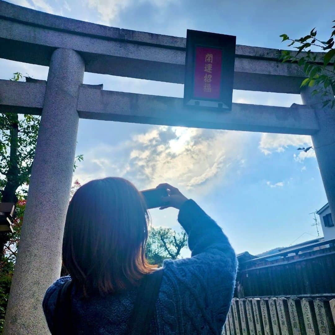AKIのインスタグラム：「. . 『車折神社』 . 境内は凄く開放的で明るい雰囲気。 願いを込めたお守りも買いました！ . 芸能の神社と言うことで 色んな芸能人の名前がずらり！！ 私も今年同様に来年も活動出来ますように！ . 路面電車に乗り換えるのも良かったなぁ♪ . . . #神社#神社巡り#京都#in京都 #御朱印#御朱印巡り#御朱印ガール #車折神社#芸能神社 #千鶴#乳神様#人妻」