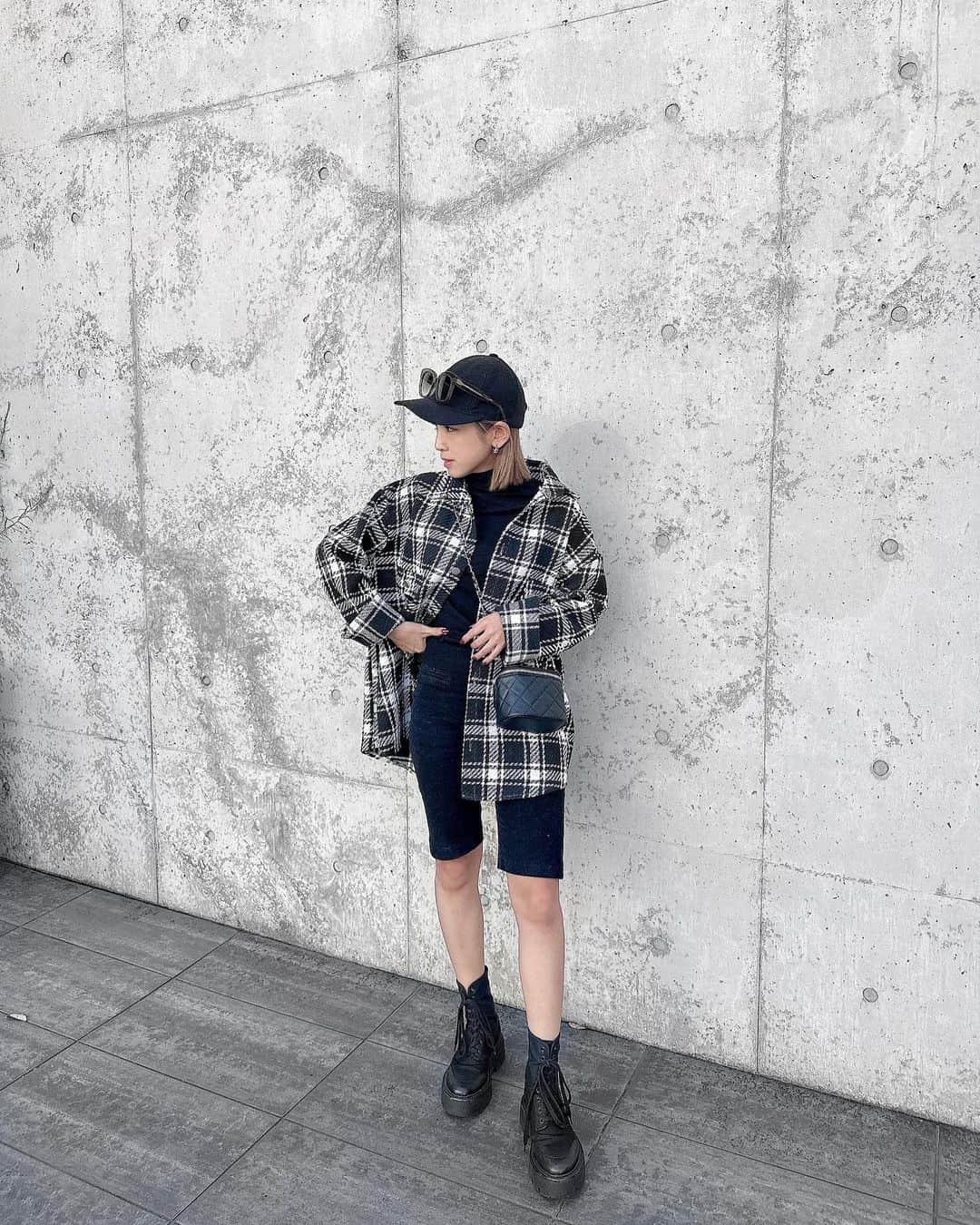 みにあやのインスタグラム：「冬はもっぱら、モノトーンが多くなる🖤🤍  でも、重たくなり過ぎないように モノトーンの柄を入れるのが好き🫶  このジャケット、フーディーとの重ね着で もっとカジュアルに着ても可愛いだろうなぁ😍 と冬の着回しも考え中🥸  　　 OOTD ￣￣　　　 ￣￣ ▪️チェック柄ツイードジャケット ブランド：GRL 値段：¥2,199」