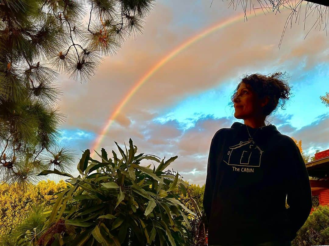 リサ・エデルシュタインさんのインスタグラム写真 - (リサ・エデルシュタインInstagram)「Two moments of hope and happiness today. Everything counts these days. #rainbow #veganfood #husband ❤️❤️❤️」11月30日 11時51分 - lisaedelstein