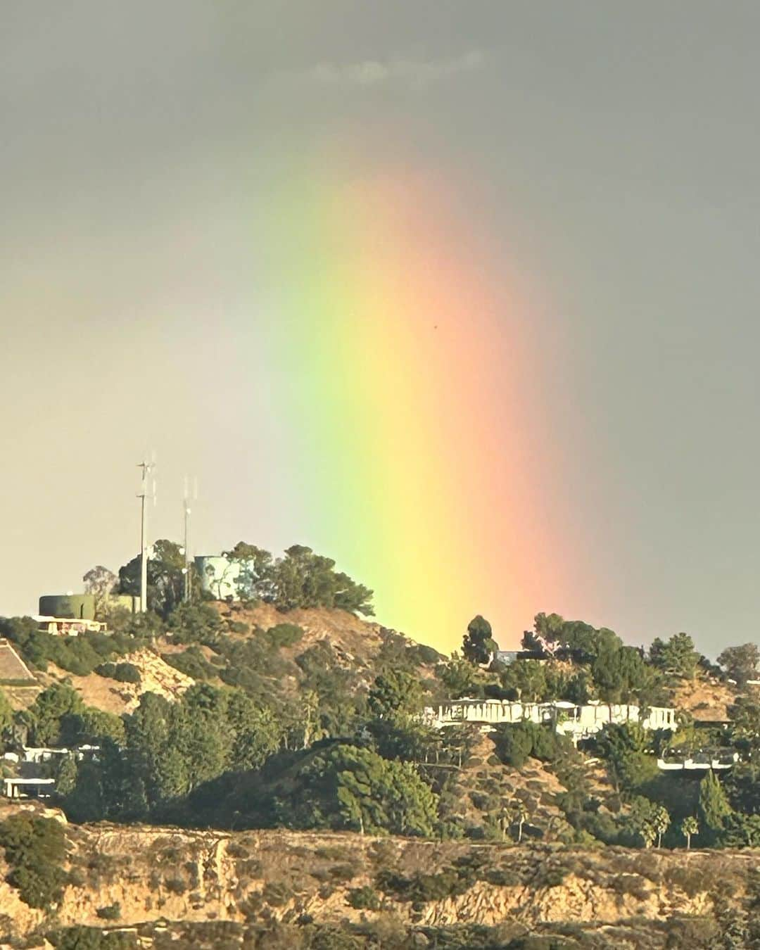 ジェシカ・アルバのインスタグラム：「Some magic this afternoon 🌈✨☔️☀️」