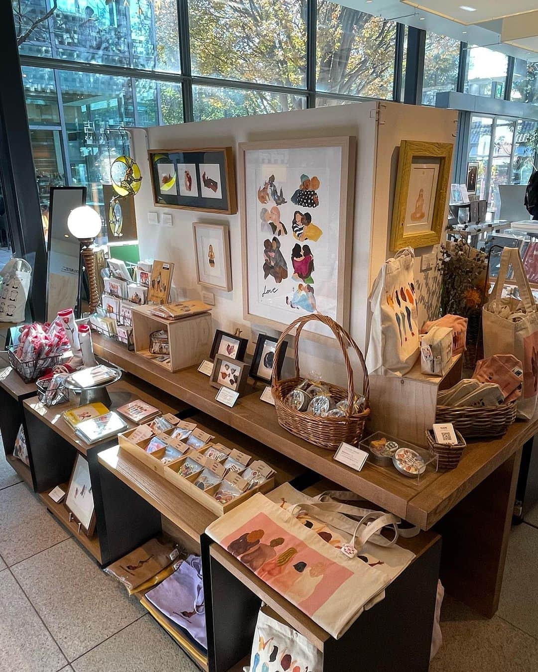 のインスタグラム：「【本日フェア最終日‼︎】  LITTLE FUNNY FACE POP UP & EXHIBITION at 2号館1階アートフロア  様々な愛のかたちを描くアーティスト、LITTLE FUNNY FACEことNARIさん。 昨年の銀座蔦屋書店に続き、今回は代官山T-SITEにてPOP UP & EXHIBITIONが開催となります。 定番アイテムのほか、新作カレンダー、クッキー缶などが展開されます。また、プリントやステンドグラスといったアート作品、そしてこのイベント限定となる、カレンダーに使用された数々の原画展示にもご注目ください。  【プロフィール】 NARI（LITTLE FUNNY FACE） 目鼻を除き、唇のみを描き込む独特のスタイル、異国情緒溢れる色彩やタッチが印象的なアーティスト。日々を生きるうえで誰しもが抱く感情や、飾ることのない人間らしさを、美化することなくキャッチーに表現した作品は、多くのファンから共感を集める。作中に様々な国籍の人々が登場するのは、平和と平等を願う気持ちから。また、バラエティに富んだ愛のかたちを描くことで、多種多様な性のあり方を社会に発信している。 自身のギャラリーショップを東京阿佐ヶ谷に構えるとともに、各地での個展・POP UP開催、ブランドや企業とのコラボレーションなど、精力的に活動中。  @little_funny_face」