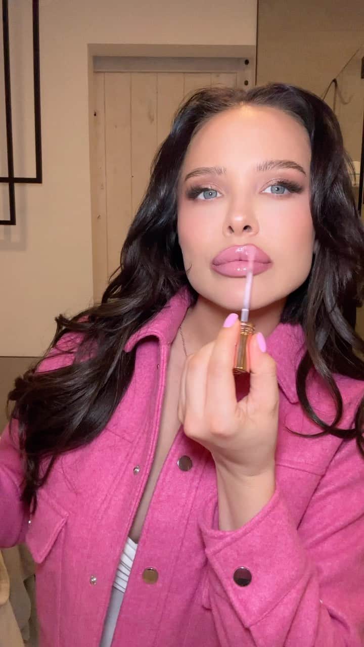 Mara Teigenのインスタグラム：「It’s me, it’s always been me 😉🩷 1. Wonderskin “Whimsical” 2. @roseinc “Demure” 3. @anastasiabeverlyhills “Cotton Candy”」