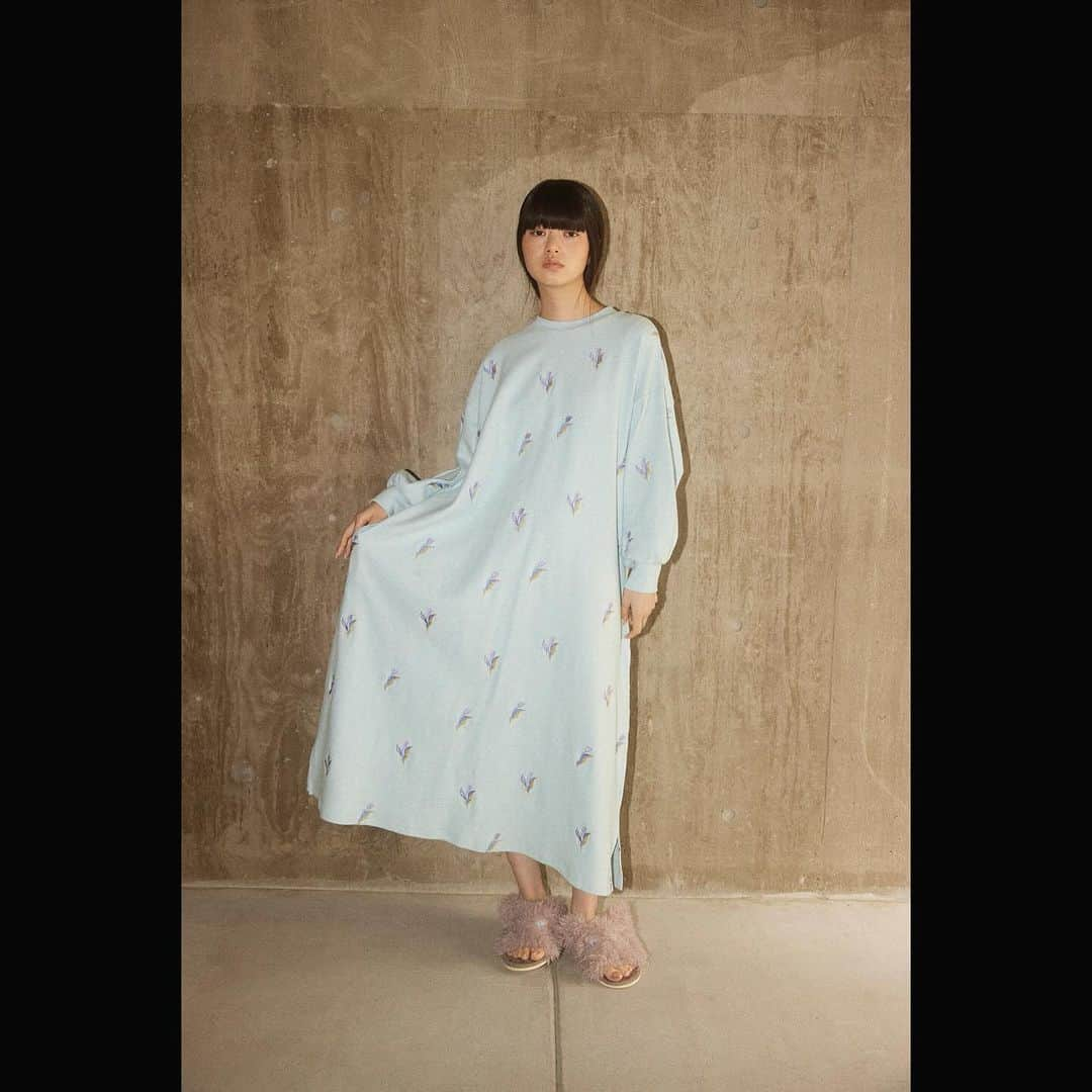 CASSELINIさんのインスタグラム写真 - (CASSELINIInstagram)「Casselini HOMEから、待望のルームウェアが登場！  ◼︎刺繍スウェットワンピース ¥8,800（inc.tax） ◼︎フラワーパッチプルオーバー ¥7,920（inc.tax） ◼︎リラックスメロウパンツ ¥6,820（inc.tax） ⁡◼︎ビッグリボンメロウヘアバンド ¥4,400（inc.tax） ◼︎フェイクファースリッパ ¥6,930（inc.tax） ◼︎H FOOTWEAR NEP SOCK ¥1,650（inc.tax） ◼︎H FOOTWEAR CHINE SOCK ¥1,650（inc.tax）  🪄PRE ORDER CAMPAIGN🪄  Casselini HOME新作の先行予約にご利用いただける10％OFFのクーポンを期間限定で配布いたします🎟️ また、期間中はCASSELINI原宿店にてルームウェアのご試着が可能となっておりますので、近隣にお住いの方はぜひご利用ください👗  ●10%OFFクーポン ＜コード＞RWEAR10 ＜期間＞2023.11.30（木）～2023.12.07（木） ＜対象商品＞Casselini HOME新作アイテム（フラワーパッチプルオーバー、リラックスメロウパンツ、刺繡スウェットワンピース、ビッグリボンメロウヘアバンド、フェイクファースリッパ、H FOOTWEAR CHINE SOCKS、H FOOTWEAR NEP SOCKS）  ●ルームウェアご試着会 ＜期間＞2023.11.30（木）～2023.12.07（木） ＜場所＞CASSELINI原宿店（12:00～20:00）  🪅NOVELTY FAIR🪅 フラワーパッチプルオーバーとリラックスメロウパンツをセットでご購入のお客さまに、ヘアコームをプレゼント🎀 マーブルカラーがキュートかつ、ミニポーチにも入るサイズで持ち運びにぴったり。 さりげなくCasseliniロゴが型押しされたオリジナルのヘアコームです🐩 ※カラーはランダムでお渡しいたします。  📓SCHEDULE＆SHOP📓 ●Casselini HOME新作 ＜先行発売開始日＞ 2023.11.30（木）12:00  ＜一般発売日＞ 12月中旬～2月下旬　※商品によって異なります。詳細は特集から各商品ページに進みご覧ください。  ＜SHOP＞ CASSELINI ONLINE SHOP、CASSELINI原宿店、ZOZOTOWN  🛒ONLINE SHOP TOPページリンクよりご覧いただけます。 🛒原宿店 渋谷区神宮前5-27-8 03-3400-5584 12:00〜20:00 商品の在庫などのご質問はこちらまで🪺 @casselini_shop ⁡ #Casselini #23AW #MIXMATCHROMANTICS #ROOMWEAR #キャセリーニ #ルームウェア #お部屋時間」11月30日 12時00分 - casselini_official