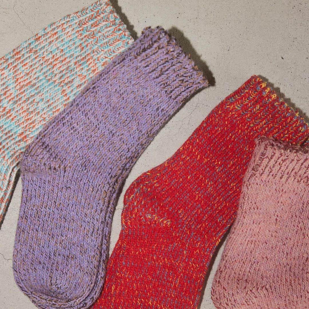 CASSELINIさんのインスタグラム写真 - (CASSELINIInstagram)「Casselini HOMEから、待望のルームウェアが登場！  ◼︎刺繍スウェットワンピース ¥8,800（inc.tax） ◼︎フラワーパッチプルオーバー ¥7,920（inc.tax） ◼︎リラックスメロウパンツ ¥6,820（inc.tax） ⁡◼︎ビッグリボンメロウヘアバンド ¥4,400（inc.tax） ◼︎フェイクファースリッパ ¥6,930（inc.tax） ◼︎H FOOTWEAR NEP SOCK ¥1,650（inc.tax） ◼︎H FOOTWEAR CHINE SOCK ¥1,650（inc.tax）  🪄PRE ORDER CAMPAIGN🪄  Casselini HOME新作の先行予約にご利用いただける10％OFFのクーポンを期間限定で配布いたします🎟️ また、期間中はCASSELINI原宿店にてルームウェアのご試着が可能となっておりますので、近隣にお住いの方はぜひご利用ください👗  ●10%OFFクーポン ＜コード＞RWEAR10 ＜期間＞2023.11.30（木）～2023.12.07（木） ＜対象商品＞Casselini HOME新作アイテム（フラワーパッチプルオーバー、リラックスメロウパンツ、刺繡スウェットワンピース、ビッグリボンメロウヘアバンド、フェイクファースリッパ、H FOOTWEAR CHINE SOCKS、H FOOTWEAR NEP SOCKS）  ●ルームウェアご試着会 ＜期間＞2023.11.30（木）～2023.12.07（木） ＜場所＞CASSELINI原宿店（12:00～20:00）  🪅NOVELTY FAIR🪅 フラワーパッチプルオーバーとリラックスメロウパンツをセットでご購入のお客さまに、ヘアコームをプレゼント🎀 マーブルカラーがキュートかつ、ミニポーチにも入るサイズで持ち運びにぴったり。 さりげなくCasseliniロゴが型押しされたオリジナルのヘアコームです🐩 ※カラーはランダムでお渡しいたします。  📓SCHEDULE＆SHOP📓 ●Casselini HOME新作 ＜先行発売開始日＞ 2023.11.30（木）12:00  ＜一般発売日＞ 12月中旬～2月下旬　※商品によって異なります。詳細は特集から各商品ページに進みご覧ください。  ＜SHOP＞ CASSELINI ONLINE SHOP、CASSELINI原宿店、ZOZOTOWN  🛒ONLINE SHOP TOPページリンクよりご覧いただけます。 🛒原宿店 渋谷区神宮前5-27-8 03-3400-5584 12:00〜20:00 商品の在庫などのご質問はこちらまで🪺 @casselini_shop ⁡ #Casselini #23AW #MIXMATCHROMANTICS #ROOMWEAR #キャセリーニ #ルームウェア #お部屋時間」11月30日 12時00分 - casselini_official