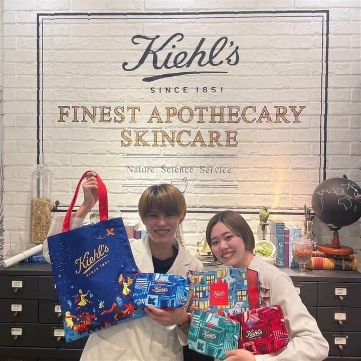 キールズ Kiehl's Japanさんのインスタグラム写真 - (キールズ Kiehl's JapanInstagram)「＼阪急うめだ本店 ホリデイイベント開催🎄／ 12/6(水)～12/12(火)までの1週間限定で「 #キールズ HOLIDAY 2023」を開催❄ 精密肌測定機を使用したカウンセリングをご体験いただけます😉よりスムーズに体験されたい方は予約がおすすめ♪（ストーリーズをご参照ください。）  全国のストアでは阪急うめだ店でしか手に入らない「ファースト キールズ セット」の販売や、スキンケア製品のご購入ではずれなしの🎁も！ また、会場でこちらの投稿をスキンプロに提示いただくと、クリスマスツリーからお好みのサンプルを🎁ぜひ投稿を保存してくださいね😉  期間：12/6(水)～12/12(火) 時間：10：00～20：00 会場：阪急うめだ本店 2階 プロモーションスペース 21 ※特典はなくなり次第終了となります。 @kiehlsjp #Kiehls #スキンケア #キールズホリデイ2023」11月30日 12時00分 - kiehlsjp