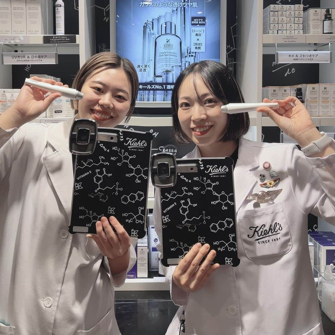 キールズ Kiehl's Japanさんのインスタグラム写真 - (キールズ Kiehl's JapanInstagram)「＼阪急うめだ本店 ホリデイイベント開催🎄／ 12/6(水)～12/12(火)までの1週間限定で「 #キールズ HOLIDAY 2023」を開催❄ 精密肌測定機を使用したカウンセリングをご体験いただけます😉よりスムーズに体験されたい方は予約がおすすめ♪（ストーリーズをご参照ください。）  全国のストアでは阪急うめだ店でしか手に入らない「ファースト キールズ セット」の販売や、スキンケア製品のご購入ではずれなしの🎁も！ また、会場でこちらの投稿をスキンプロに提示いただくと、クリスマスツリーからお好みのサンプルを🎁ぜひ投稿を保存してくださいね😉  期間：12/6(水)～12/12(火) 時間：10：00～20：00 会場：阪急うめだ本店 2階 プロモーションスペース 21 ※特典はなくなり次第終了となります。 @kiehlsjp #Kiehls #スキンケア #キールズホリデイ2023」11月30日 12時00分 - kiehlsjp