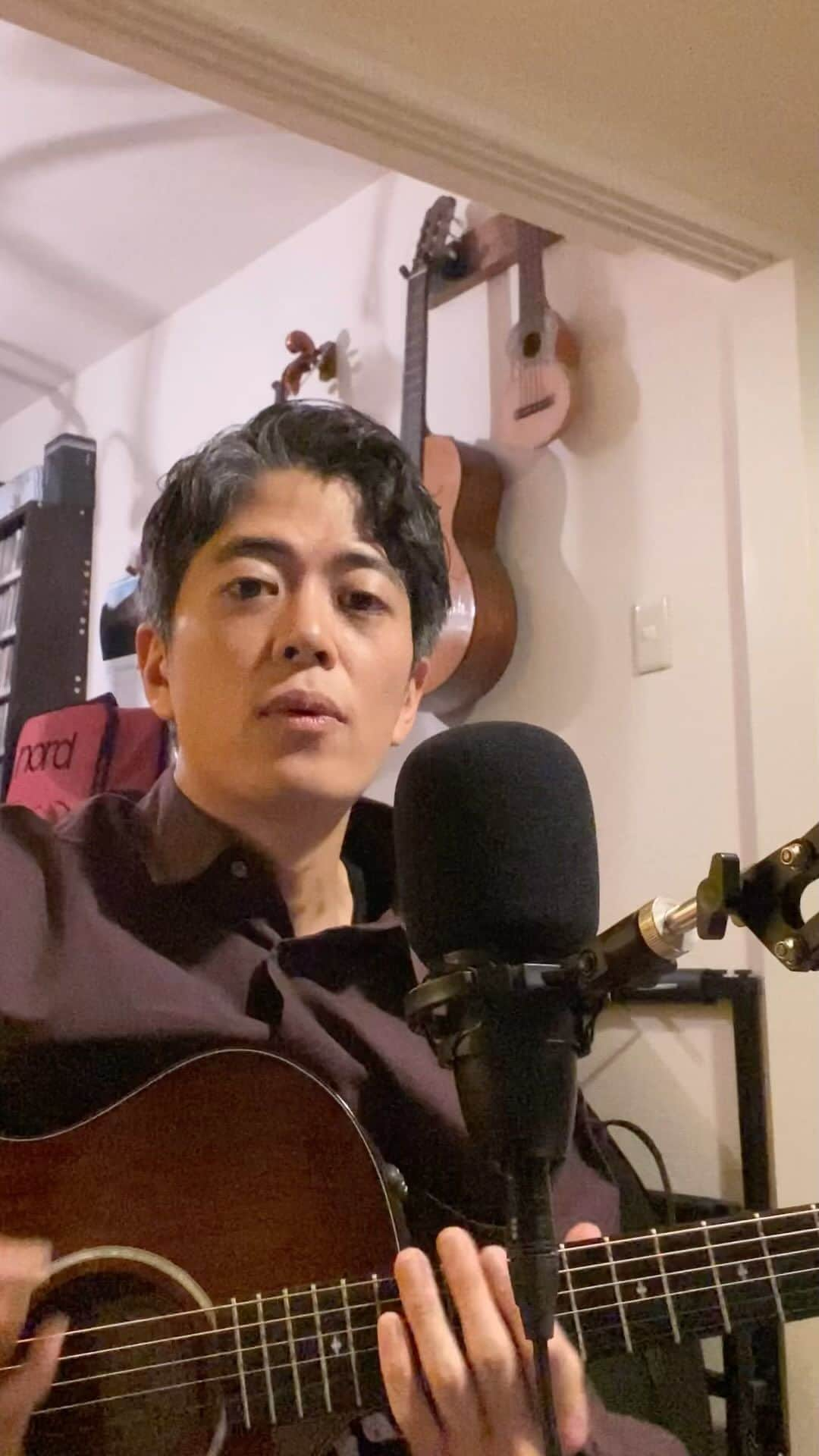 齊藤ジョニーのインスタグラム：「北海道のご当地CMで特にリクエストが多かった曲！ 初めて聴きましたが、コードのアレンジが凝っててびっくり。 北海道の子供たちは知らず知らずのうちに、 こんなハイセンスな音楽を刷り込まれているのか、、？  それにしても美味しそうなお菓子ですね😆 今度札幌行くときに買えるかしら？  #千秋庵 #山親父 #北海道 #札幌 #ｃｍソング #ご当地ソング #齊藤ジョニー #goosehouse #12月9日札幌」