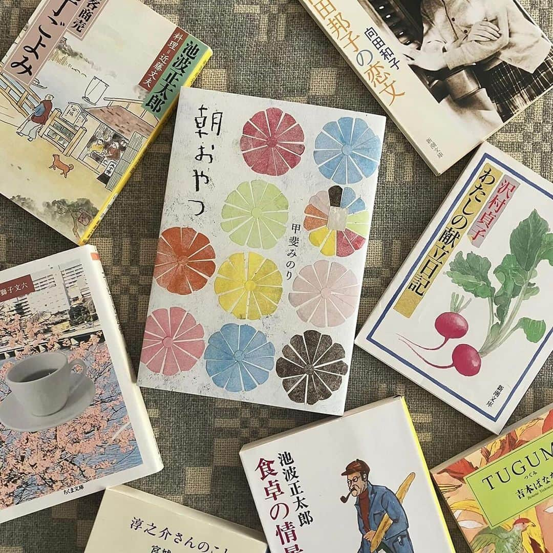 甲斐みのりさんのインスタグラム写真 - (甲斐みのりInstagram)「#Repost @millebooks ・・・ 甲斐みのりさんの随筆集『朝おやつ』 早速多くの方に手にしていただき、 大変ありがとうございます。 SNSなどでも嬉しいご感想をたくさん拝見しております。 本書の発売を記念してこんな企画を開催中。 締め切りまであと1ヶ月なので、 再びご案内させていただきます。 ご参加よろしくお願いします。  ーーーーーーーーーー  ＼甲斐みのり厳選 「とびきりの朝おやつ ＆ 食の随筆古書」プレゼント／  書籍『朝おやつ』購入者を対象に、著者の甲斐みのりさんが厳選した〈とびきり美味しい朝おやつ〉または食の随筆を中心とした甲斐みのりの〈愛読書古書３冊セット〉を、抽選で合計10名様にプレゼントします。 さらに本書の装画ポストカード（湯浅景子・画/非売品）に甲斐みのりがサインを入れて賞品と一緒にお送りします。 応募は下記の要領でお願いします。ぜひご参加ください。  ーーーーーーーーーー  ★〈とびきり朝おやつ〉賞　　 赤倉観光ホテル　フルーツケーキ　3名 @bakeryandtable_akakura   1937年創業 老舗ホテル「赤倉観光ホテル」伝統のフルーツケーキです。ドライフルーツとクルミ、3カ月間じっくり漬け込んだ特製のラムレーズンが、ぎっしり詰まったベーカリー自慢のケーキ。『朝おやつ』では「不得手は得手」の章で仔細にこのケーキを綴っております。幼い頃からドライフルーツやナッツが大の苦手だった甲斐みのりさん。赤倉観光ホテルのフルーツケーキを食べたことをきっかけに苦手を克服し、それどころがすっかり大好物になったそう。ドライフルーツとナッツが不得手だった甲斐みのりさんをも魅了した老舗の佳味です。  ★〈食の随筆古書〉賞　7名  食の随筆を中心とした甲斐みのりの愛読書の古書を、３冊セットにしてプレゼント  ーーーーーーーーーー  【参加方法】  ＊ご購入いただいた書籍『朝おやつ』の表紙写真（あわせて本の感想もいただけると嬉しいです）を【#甲斐みのり】と付けてインスタグラムまたはX（旧ツイッター）に投稿ください。  ＊応募受付期間は2023年12月31日までとさせていただきます。  ＊当選者には、ミルブックスよりSNSから当選連絡をします。なお、どちらの賞が当選したかはご連絡の際にお知らせいたします。  ＊当選された方は発送先のお名前、ご住所と、サイン入りポストカードに記載する宛名を返信ください。 甲斐みのりのサインは当選者様の名前（またはニックネーム）を入れたものとさせていただきます（無記名のサインカードはお送りできませんので予めご了承ください）。いただいた情報は賞品の発送以外には絶対に使用したしません。  ＊〈食の随筆古書〉は３冊をランダムにお送りします。古本につき多少の汚れや傷があるものも含まれておりますが、何卒ご了承ください。  ＊プレゼントの発送は2024年1月中旬を予定しております。  ＊すでに本の写真と感想を投稿された方で、本企画に応募される場合は、投稿に必ず【#甲斐みのり】と付けてください。  【本企画で厳守いただきたいこと】 ＊甲斐みのり『朝おやつ』を新刊で購入された方が対象となります。必ずご自身で新刊購入した書籍の写真とご感想を投稿ください。表紙写真がない投稿は無効となります。 ＊賞品の譲渡、転売は厳禁です。  #朝おやつ　 #甲斐みのり　 #赤倉観光ホテル」11月30日 12時10分 - minori_loule